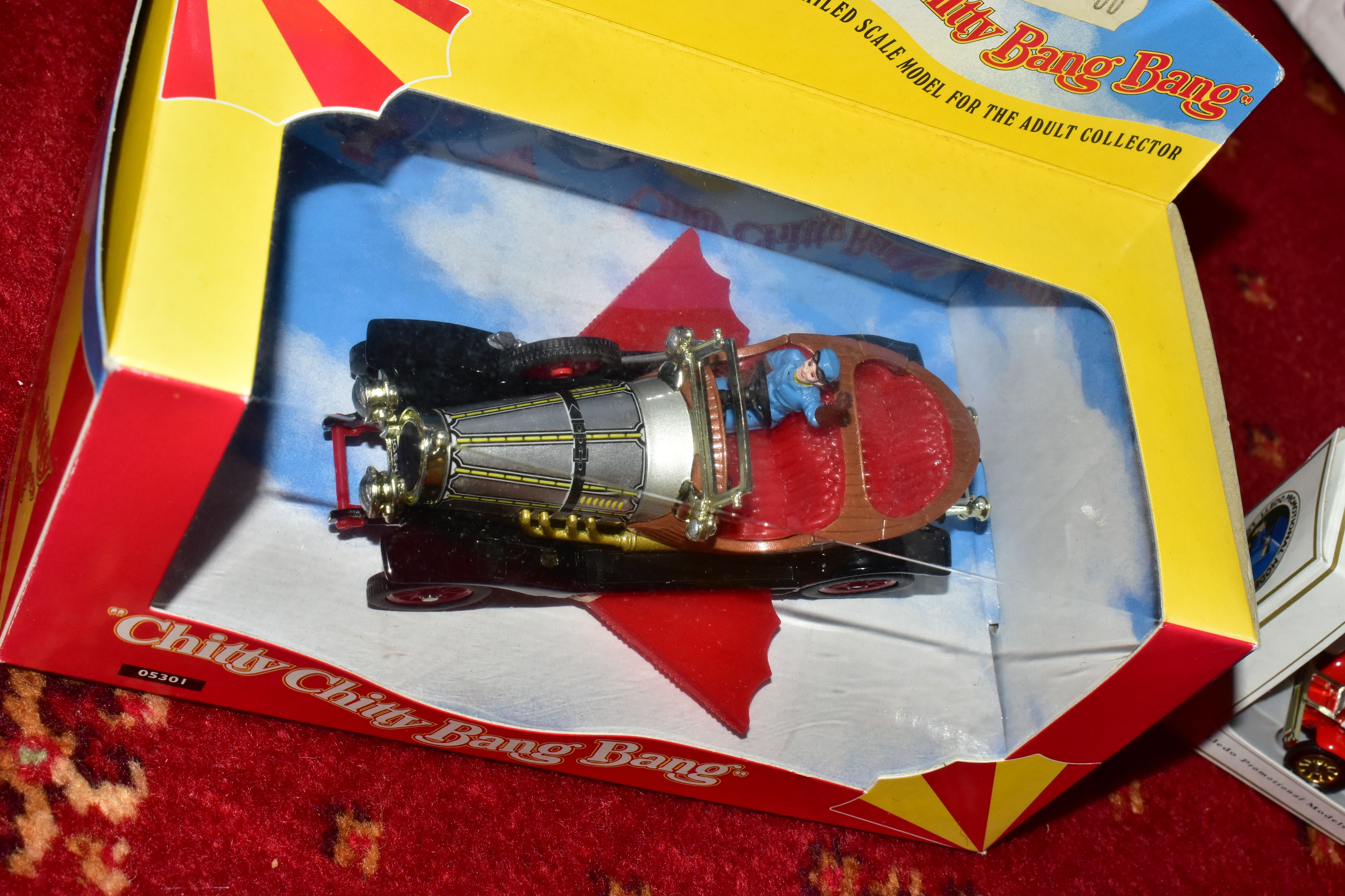 A SMALL QUANTITY OF MAINLY BOXED MODERN DIECAST VEHICLES, to include boxed Corgi Classics Chitty - Image 2 of 6