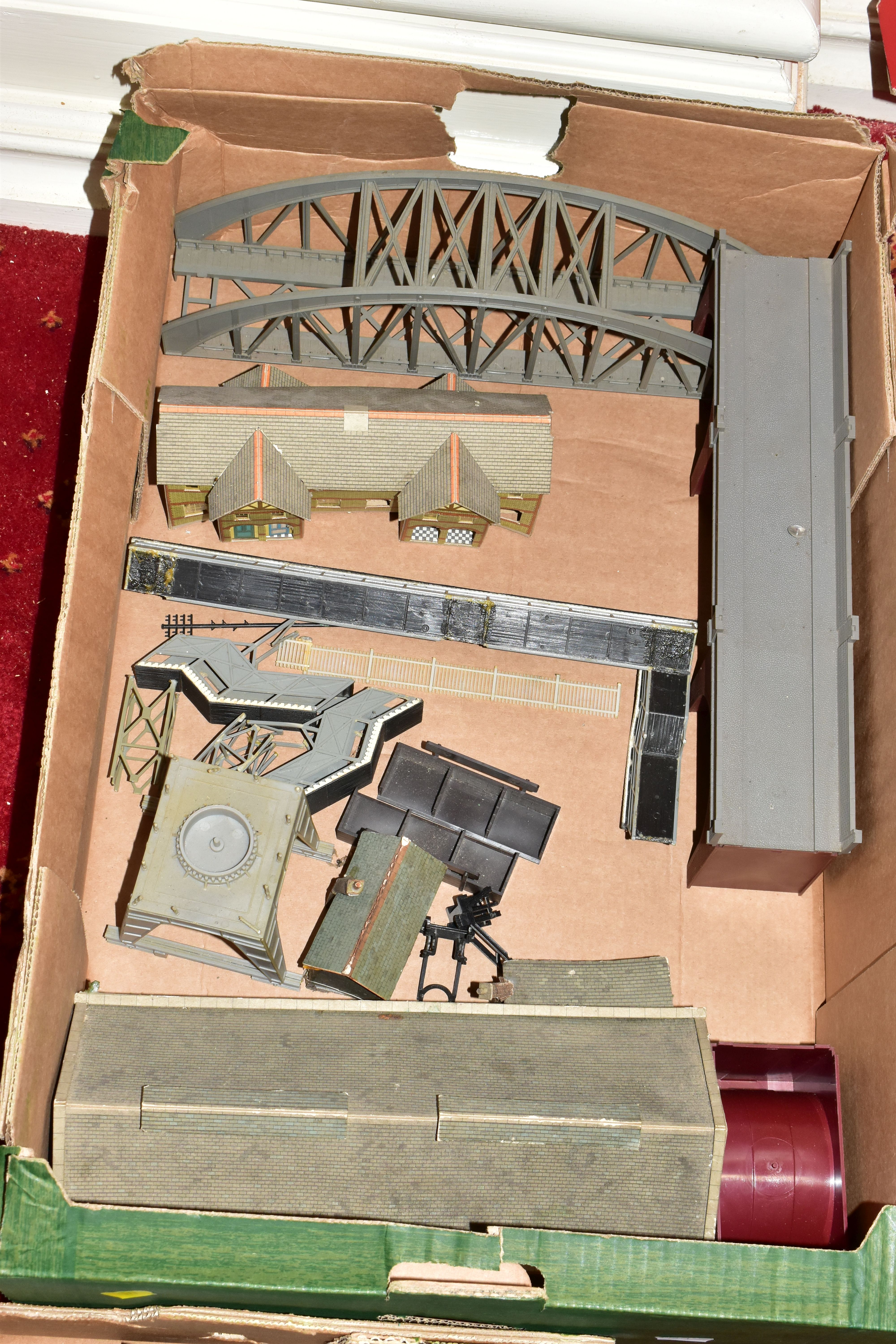 A LARGE QUANTITY OF BOXED AND UNBOXED OO/HO GAUGE LINESIDE BUILDINGS, ACCESSORIES, TRACK, - Image 26 of 31