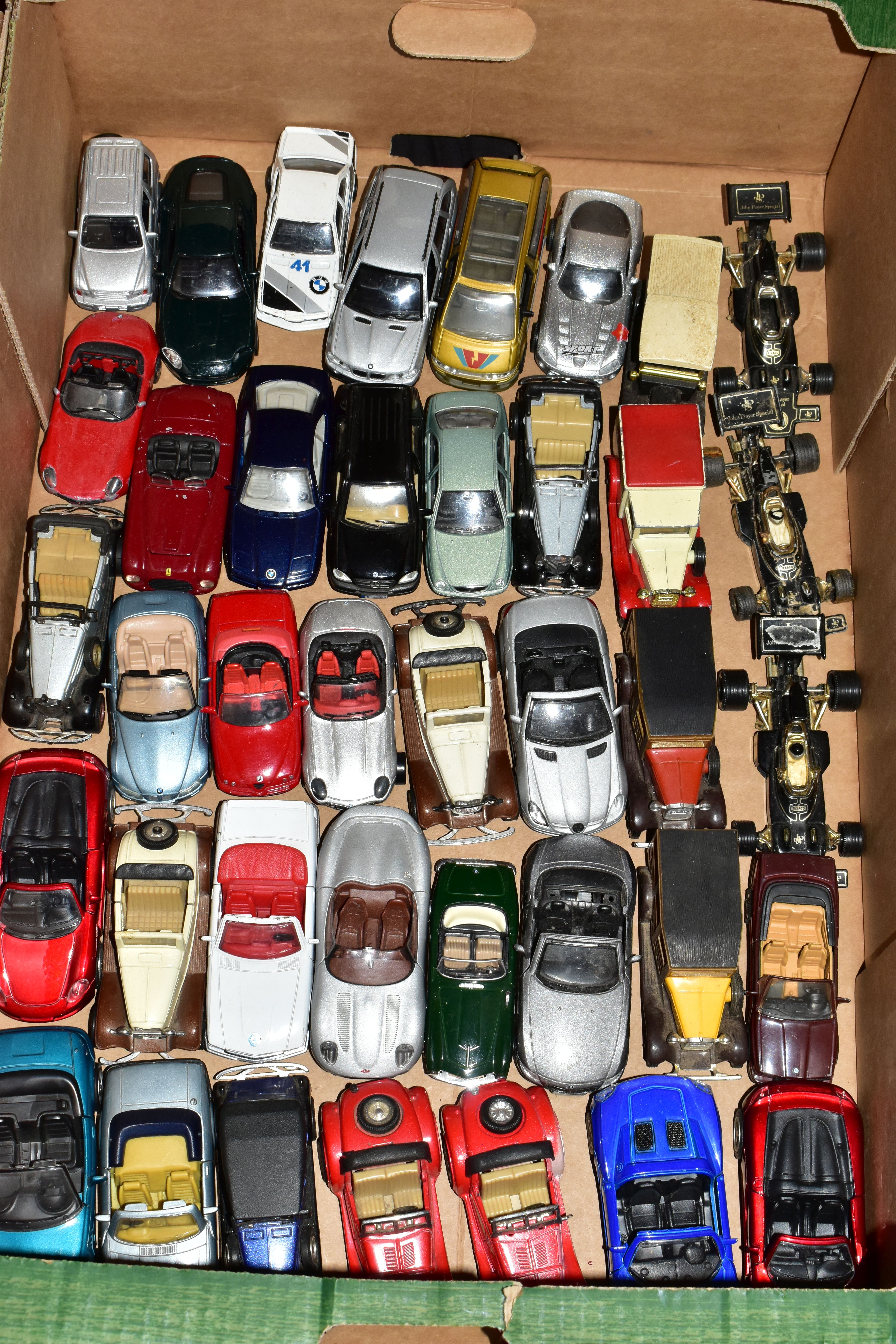 A QUANTITY OF UNBOXED AND ASSORTED PLAYWORN DIECAST AND PLASTIC VEHICLES, majority are modern - Image 13 of 18