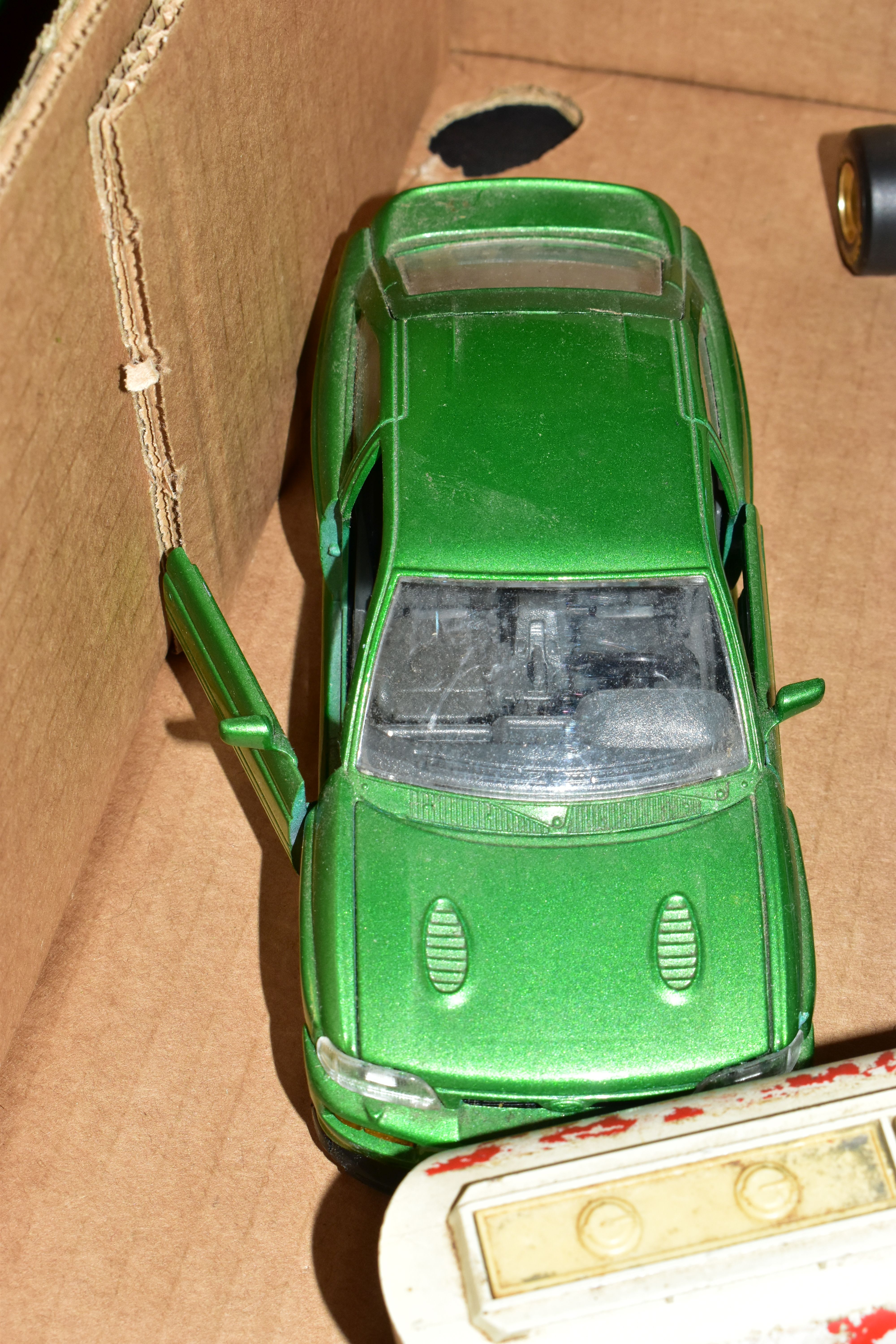 A QUANTITY OF UNBOXED AND ASSORTED PLAYWORN DIECAST AND PLASTIC VEHICLES, majority are modern - Image 12 of 18