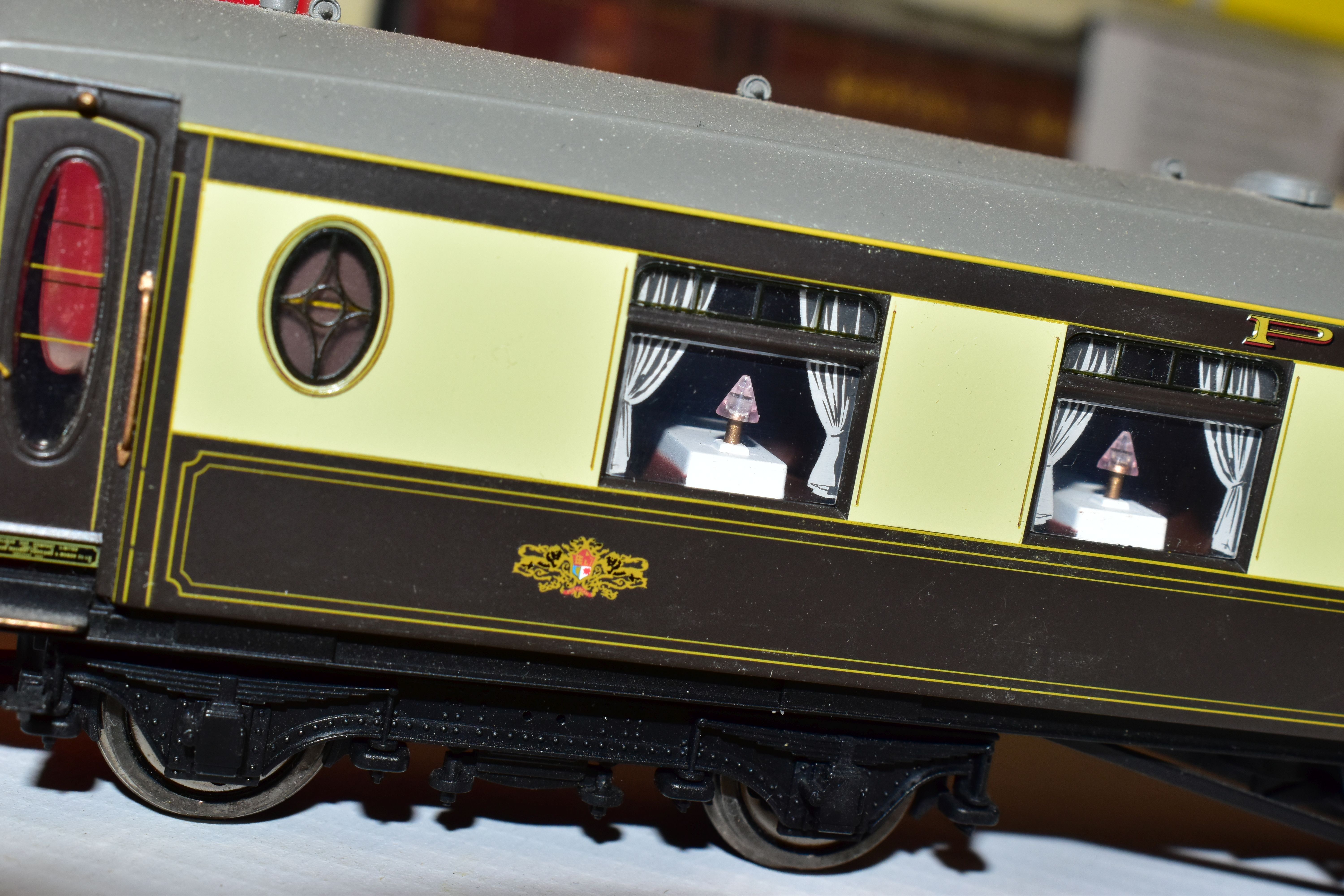 A QUANTITY OF BOXED AND UNBOXED ASSORTED HORNBY, TRI-ANG AND BACHMANN OO GAUGE COACHING STOCK, all - Image 7 of 12