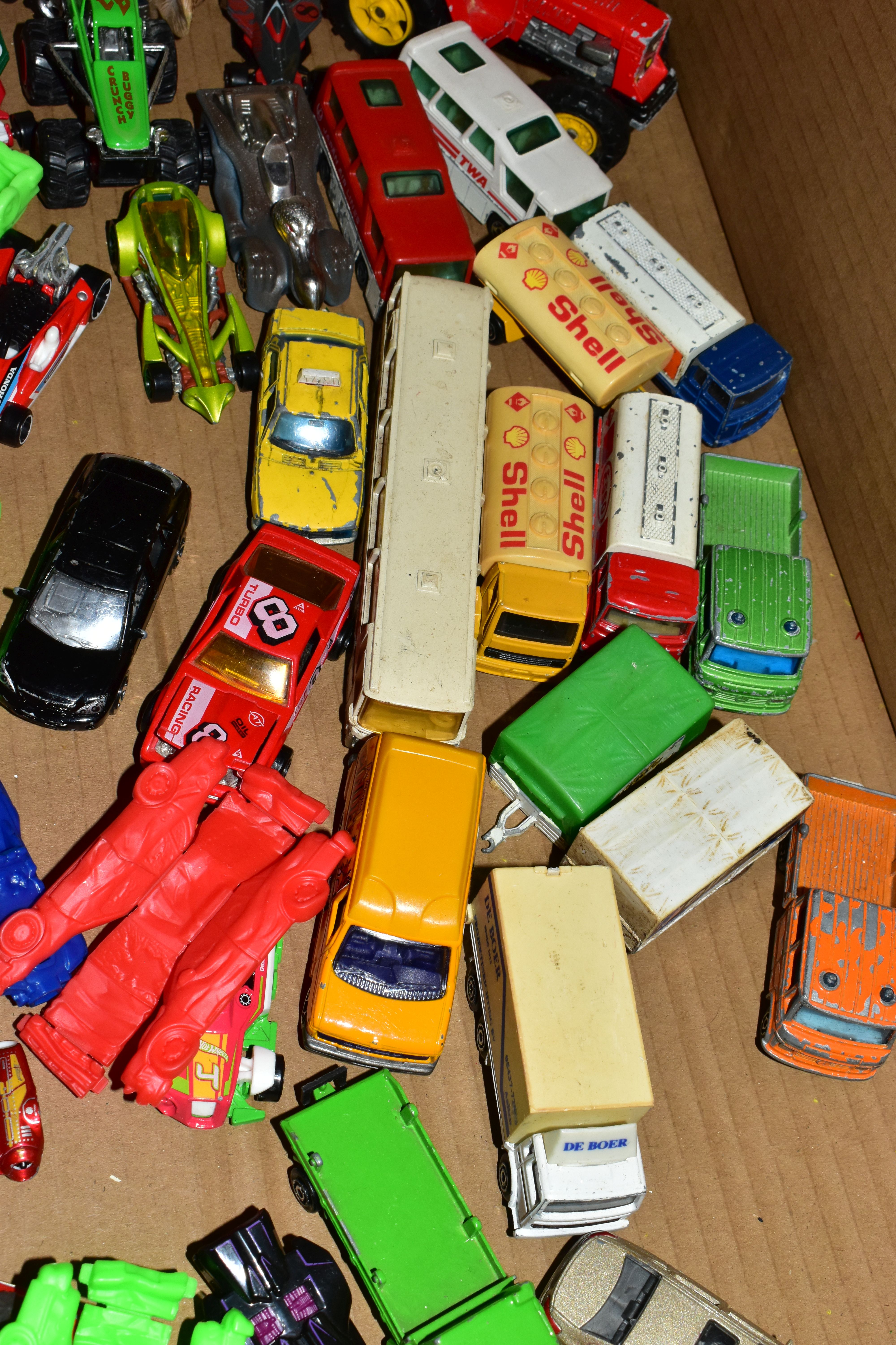 A LARGE QUANTITY OF UNBOXED AND ASSORTED MODERN DIECAST VEHICLES, vast majority are 1990's and later - Image 10 of 26