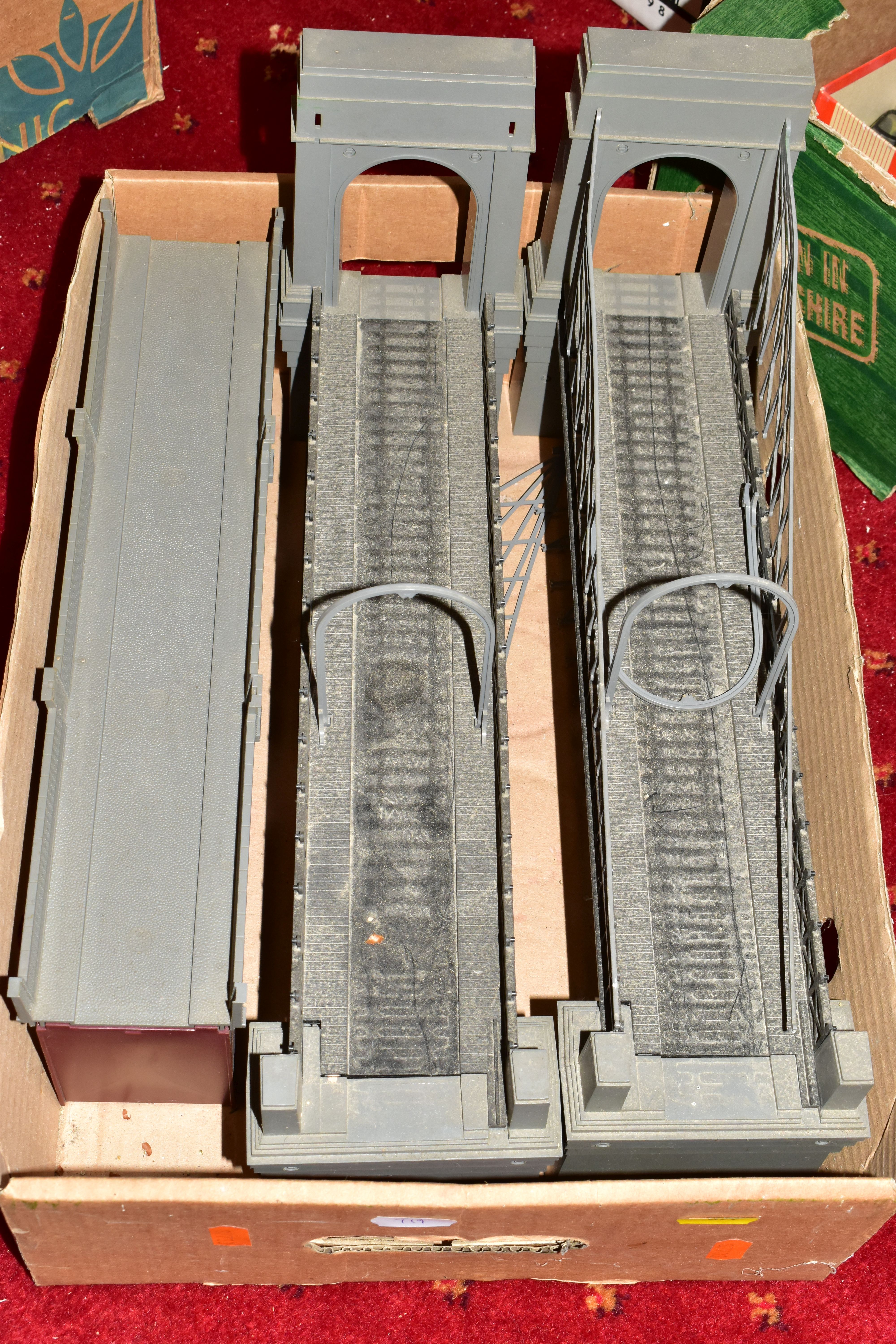A LARGE QUANTITY OF BOXED AND UNBOXED OO/HO GAUGE LINESIDE BUILDINGS, ACCESSORIES, TRACK, - Image 11 of 31