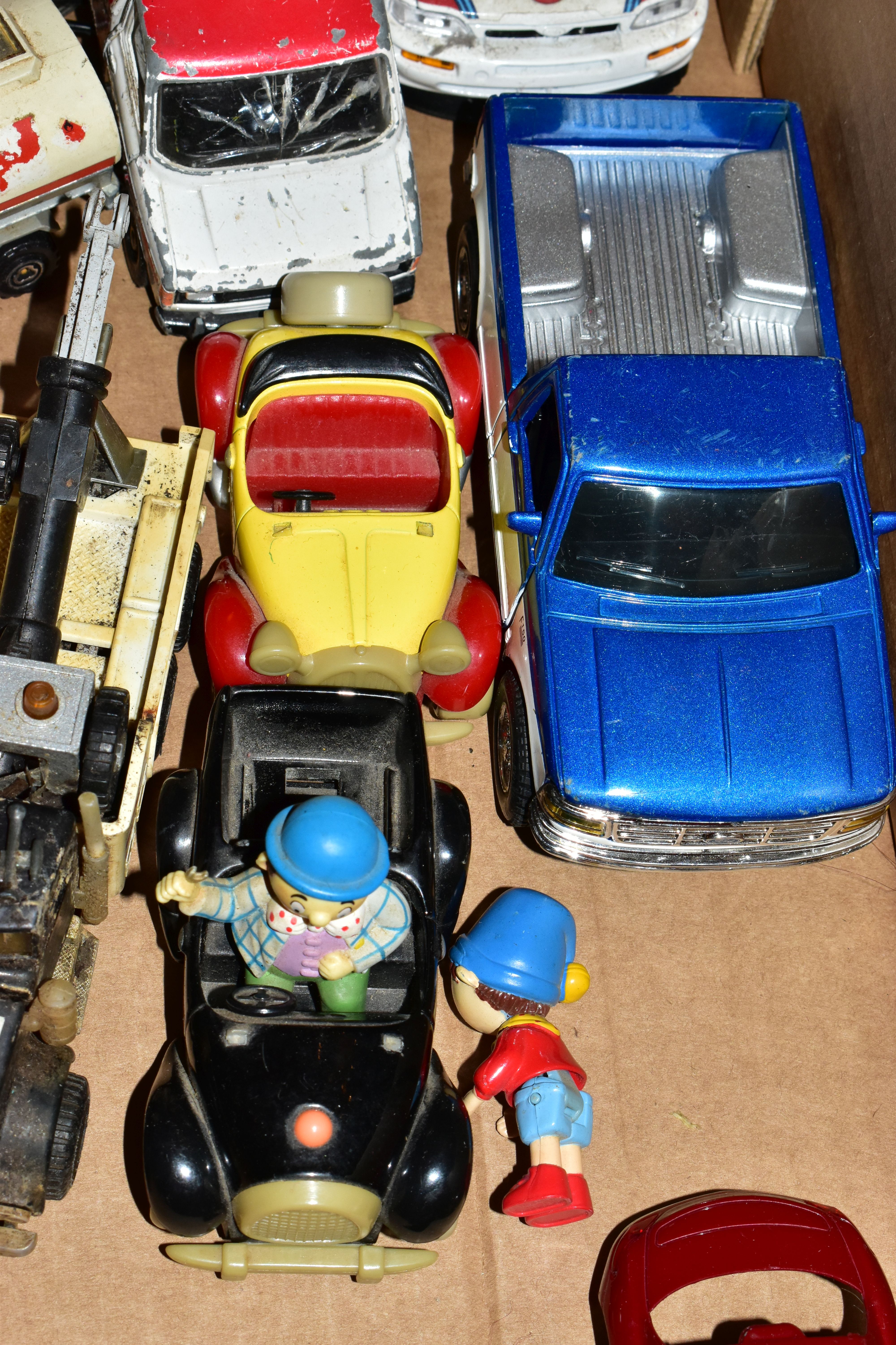 A QUANTITY OF UNBOXED AND ASSORTED PLAYWORN DIECAST AND PLASTIC VEHICLES, majority are modern - Image 10 of 18