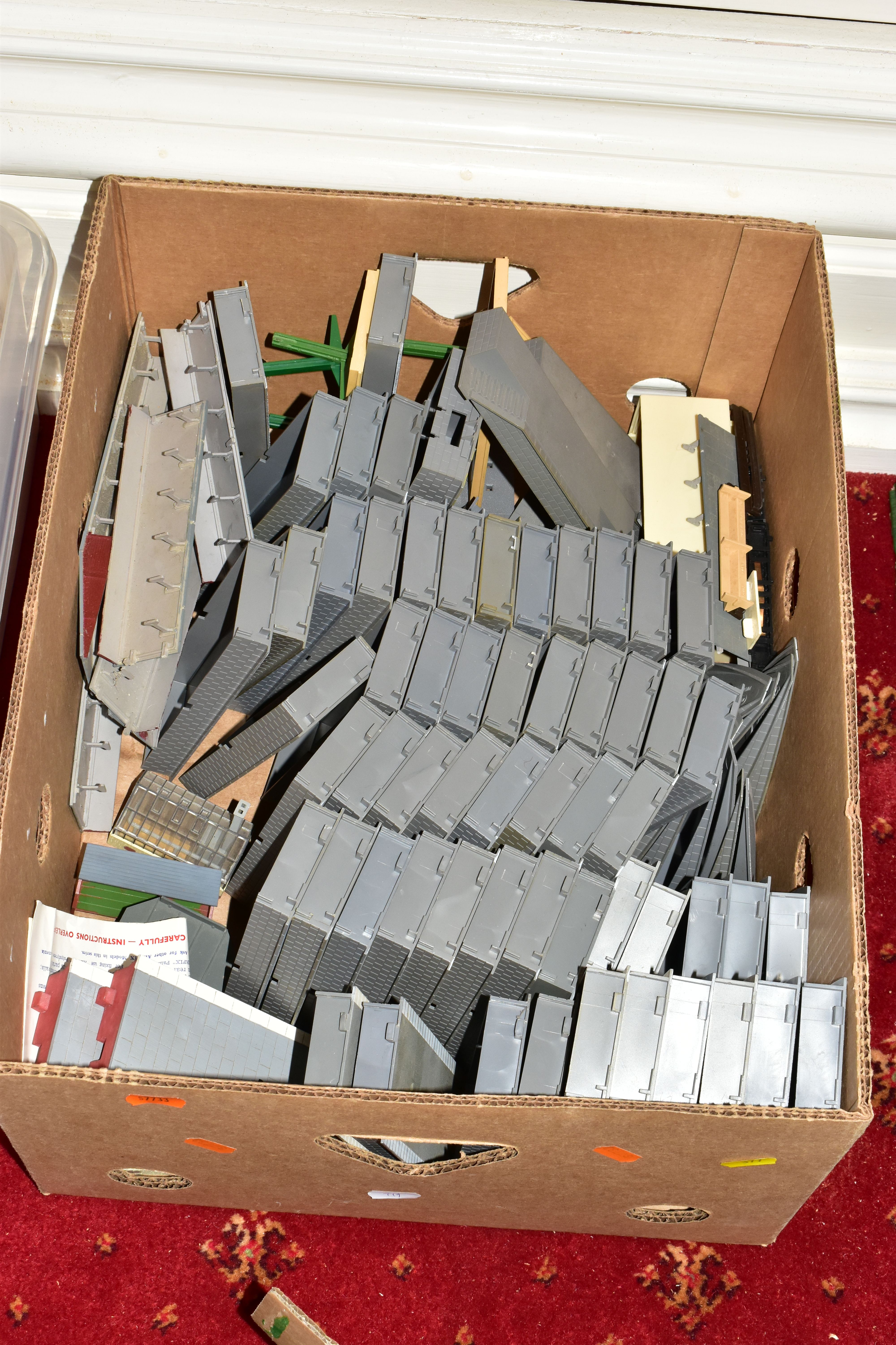 A LARGE QUANTITY OF BOXED AND UNBOXED OO/HO GAUGE LINESIDE BUILDINGS, ACCESSORIES, TRACK, - Image 29 of 31