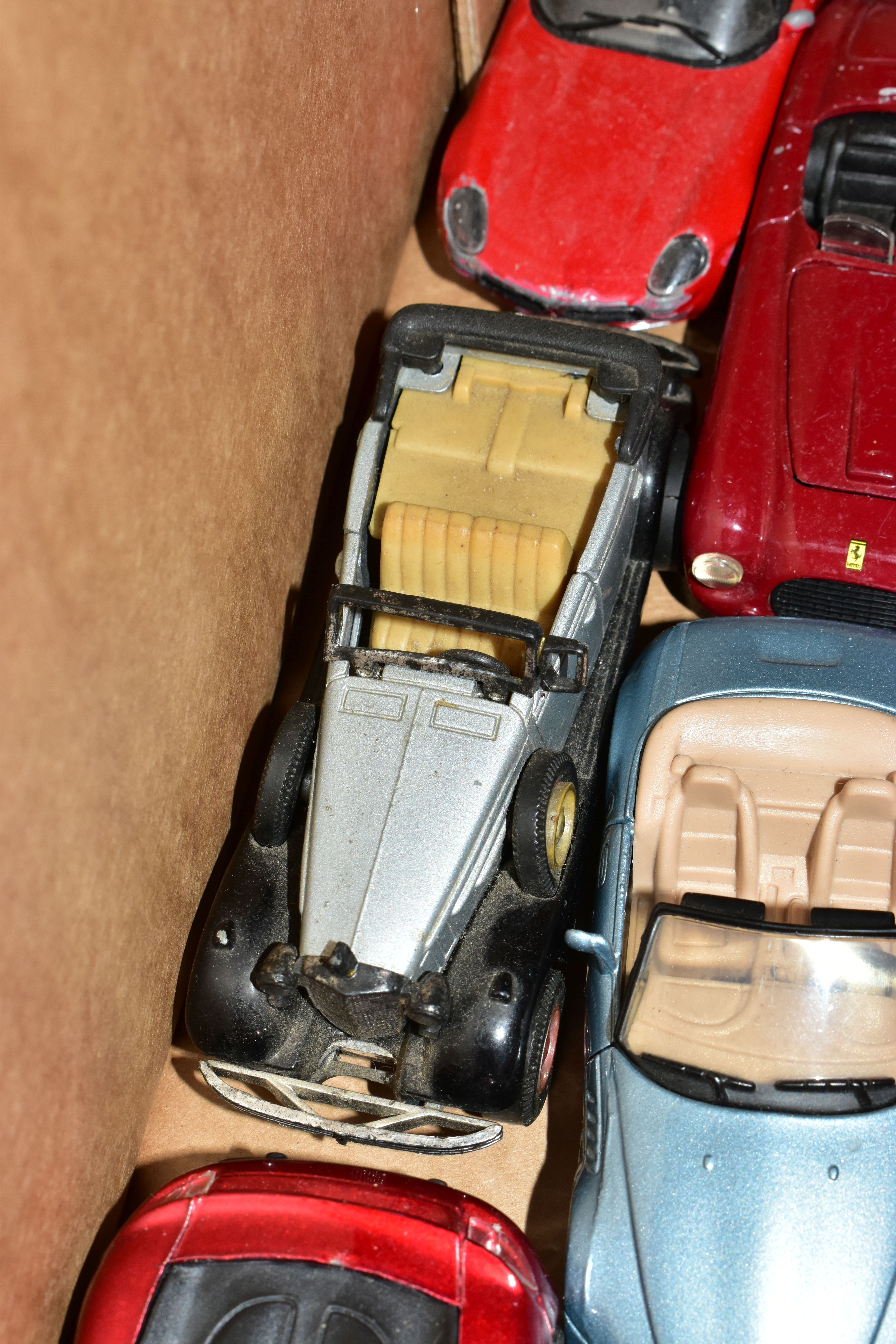 A QUANTITY OF UNBOXED AND ASSORTED PLAYWORN DIECAST AND PLASTIC VEHICLES, majority are modern - Image 15 of 18