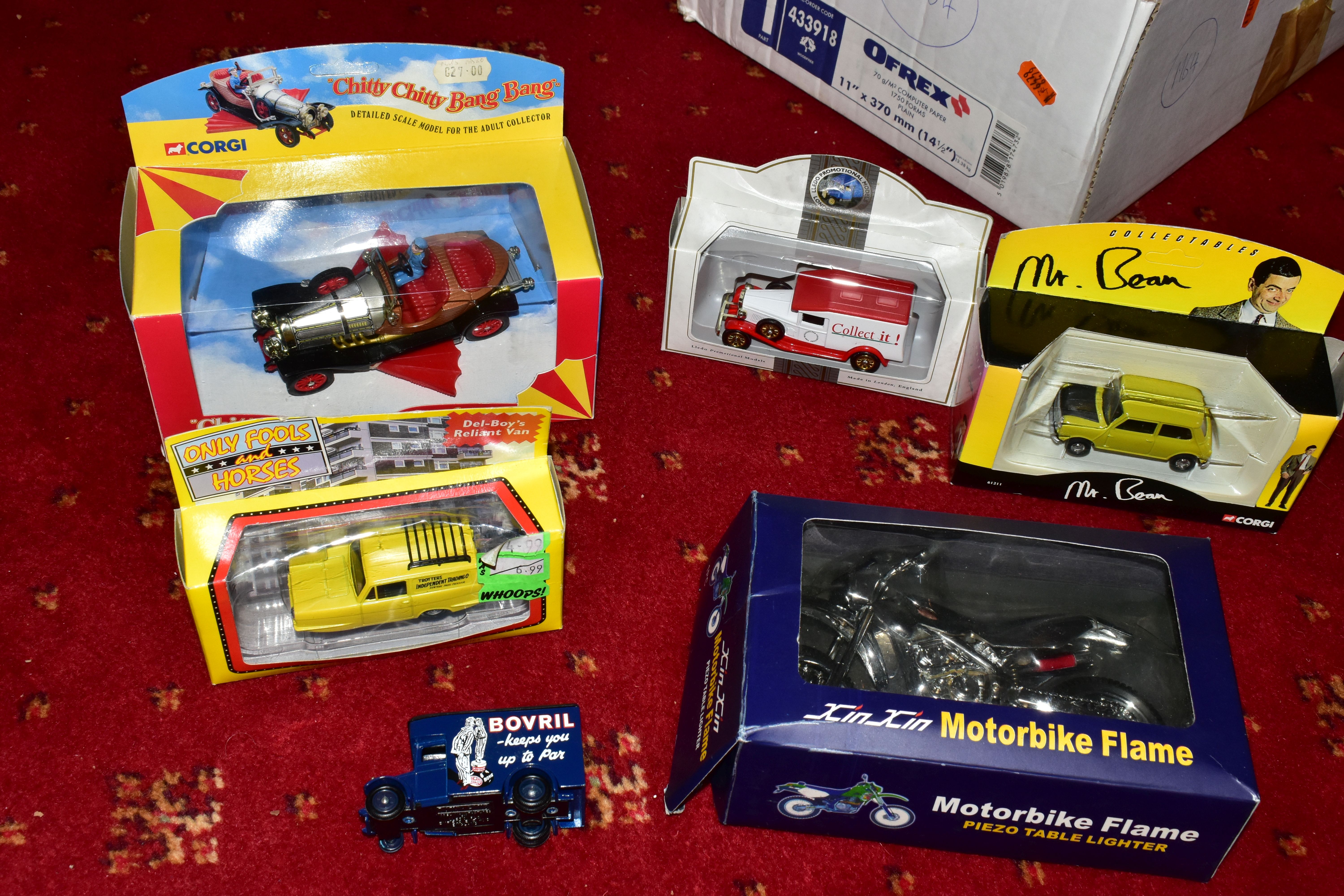 A SMALL QUANTITY OF MAINLY BOXED MODERN DIECAST VEHICLES, to include boxed Corgi Classics Chitty