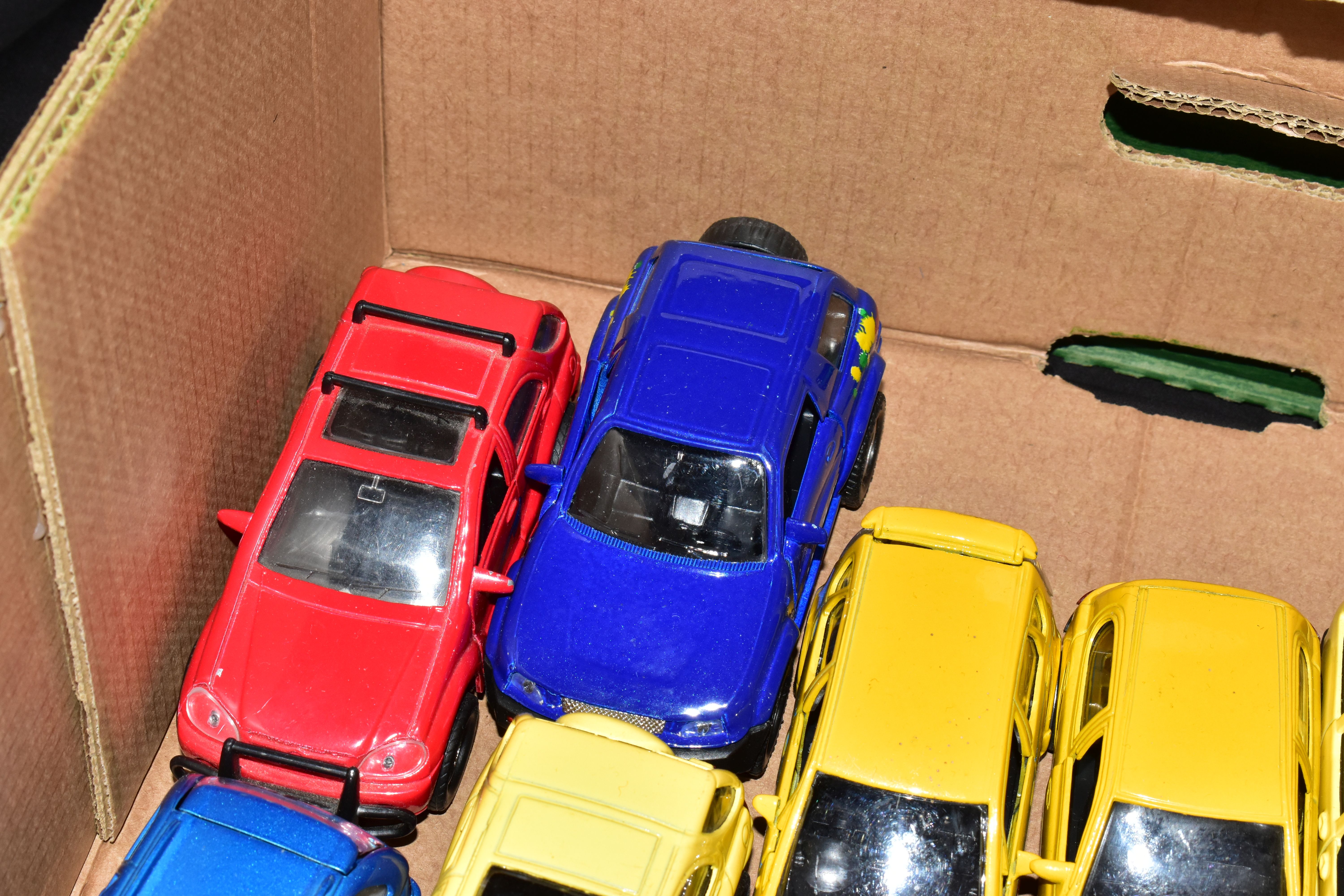 A QUANTITY OF UNBOXED AND ASSORTED PLAYWORN DIECAST AND PLASTIC VEHICLES, majority are modern - Image 3 of 18