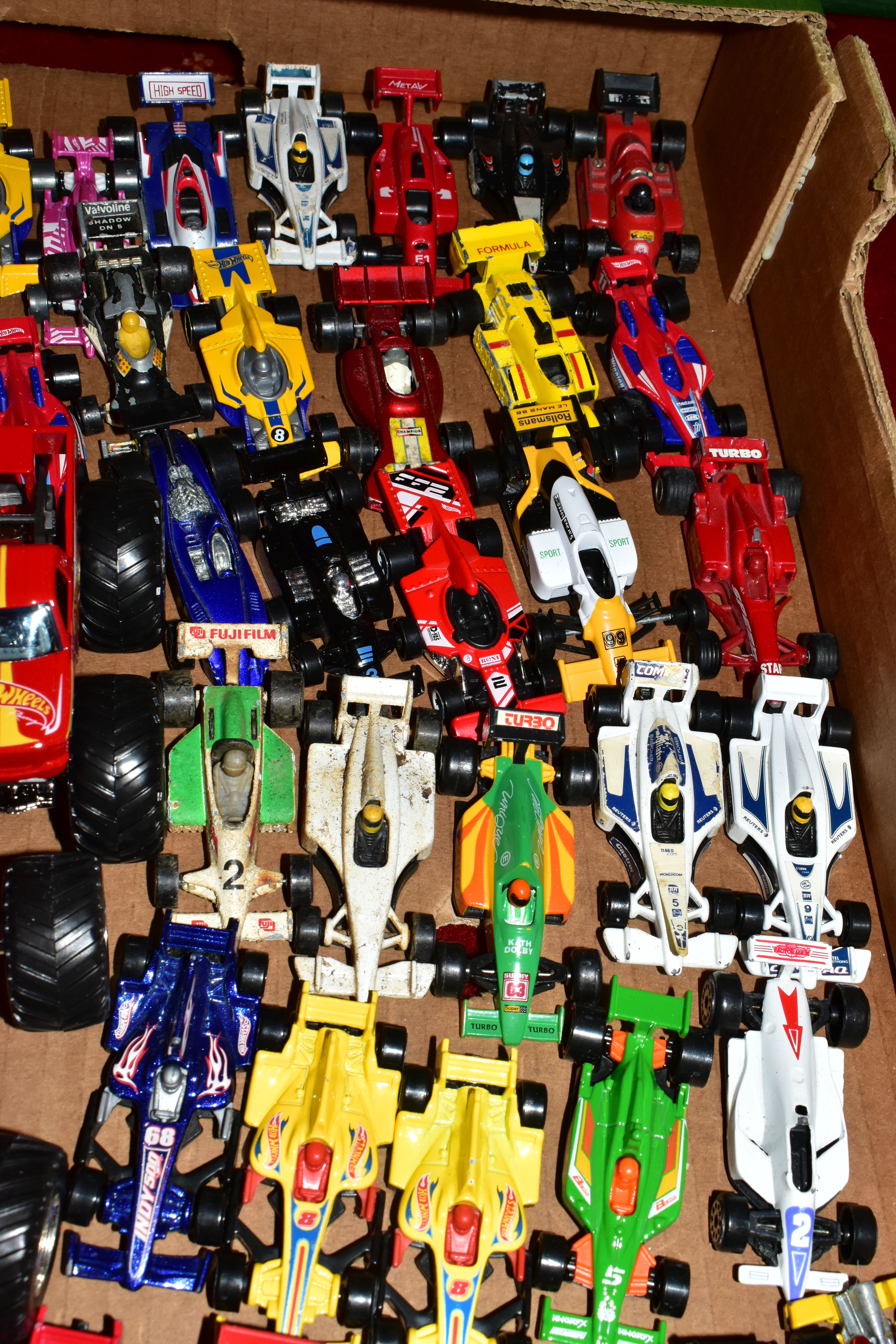 A LARGE QUANTITY OF UNBOXED AND ASSORTED MODERN DIECAST VEHICLES, vast majority are 1990's and later - Image 6 of 26