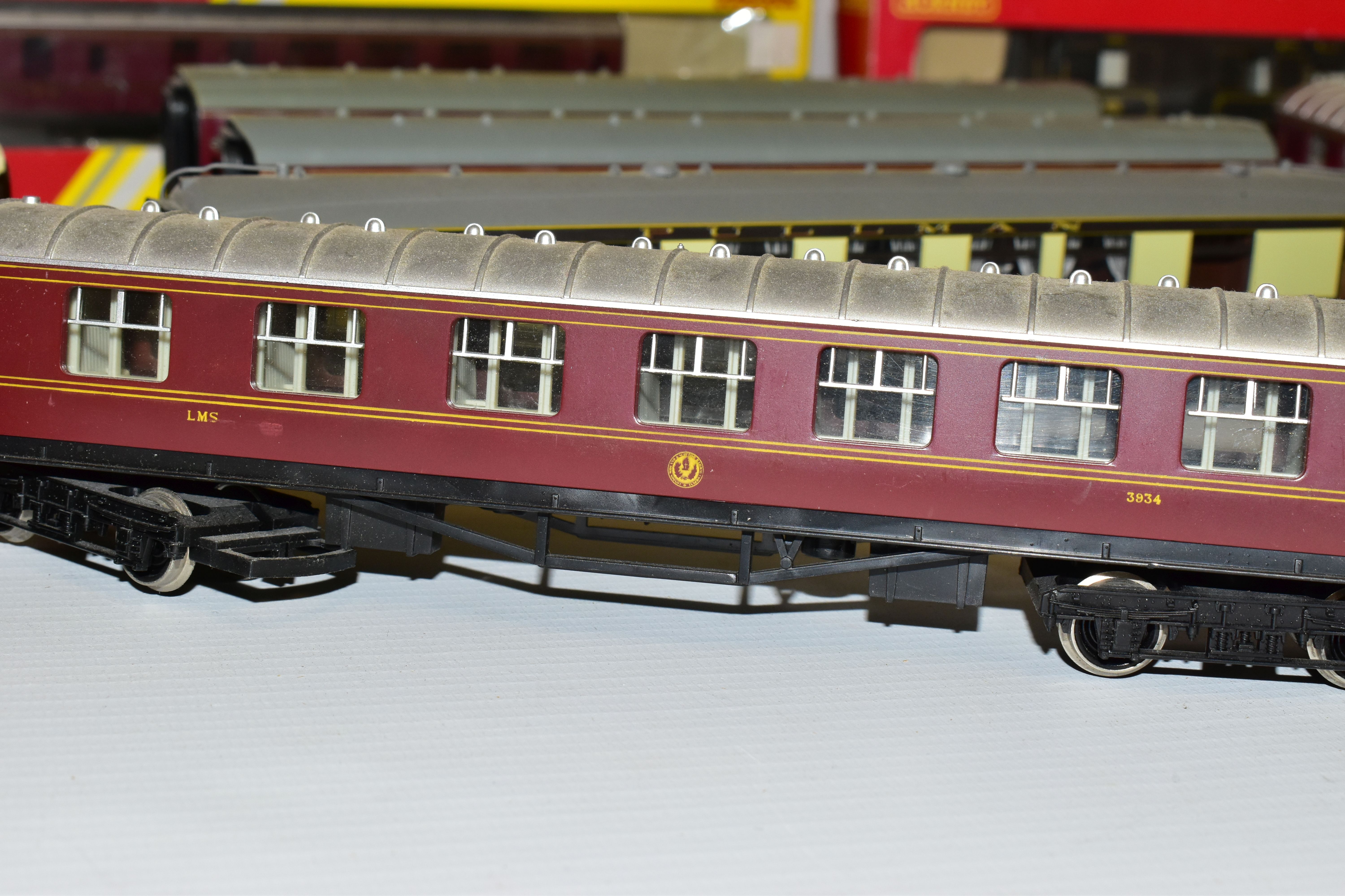 A QUANTITY OF BOXED AND UNBOXED ASSORTED HORNBY, TRI-ANG AND BACHMANN OO GAUGE COACHING STOCK, all - Image 3 of 12