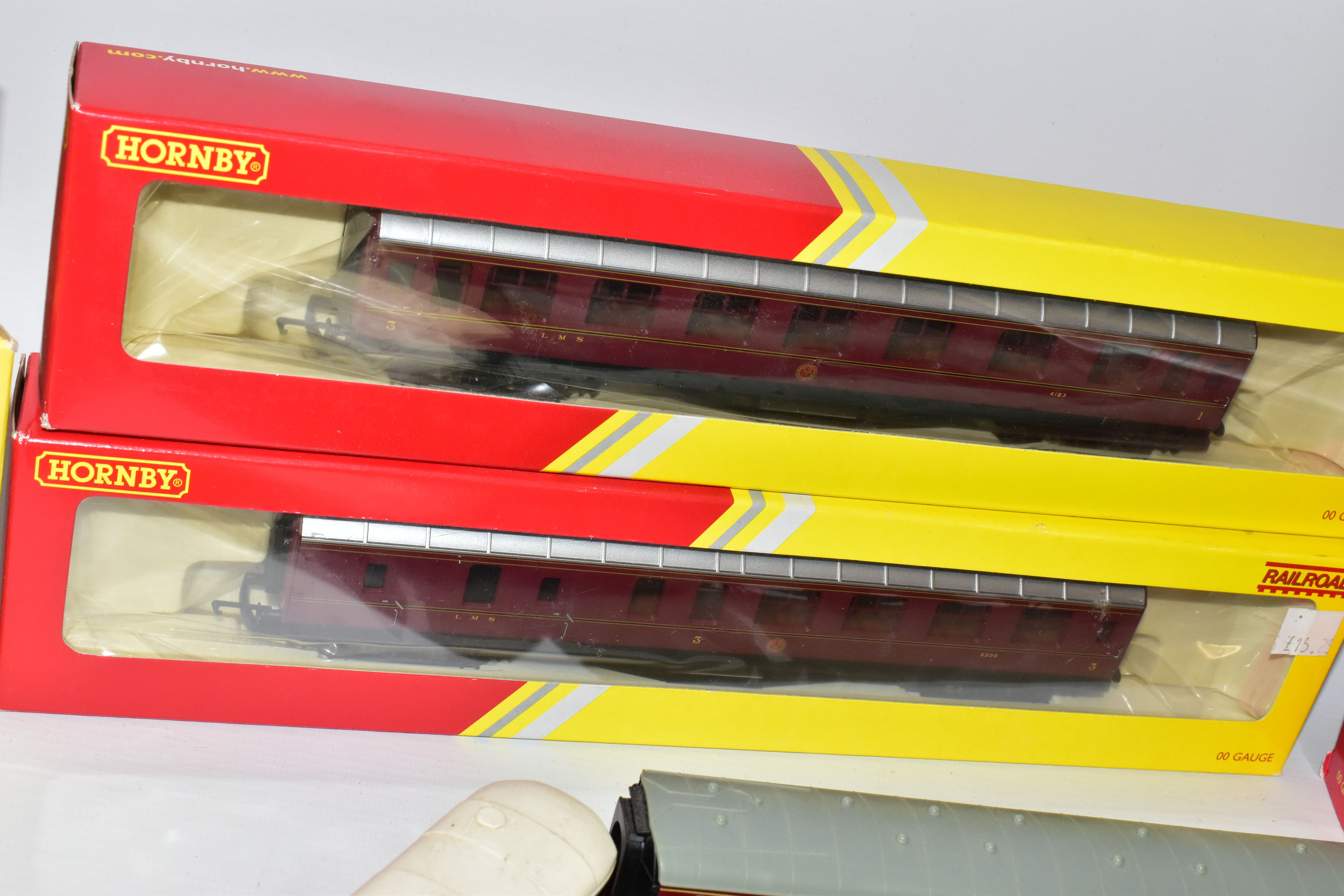 A QUANTITY OF BOXED AND UNBOXED ASSORTED HORNBY, TRI-ANG AND BACHMANN OO GAUGE COACHING STOCK, all - Image 11 of 12