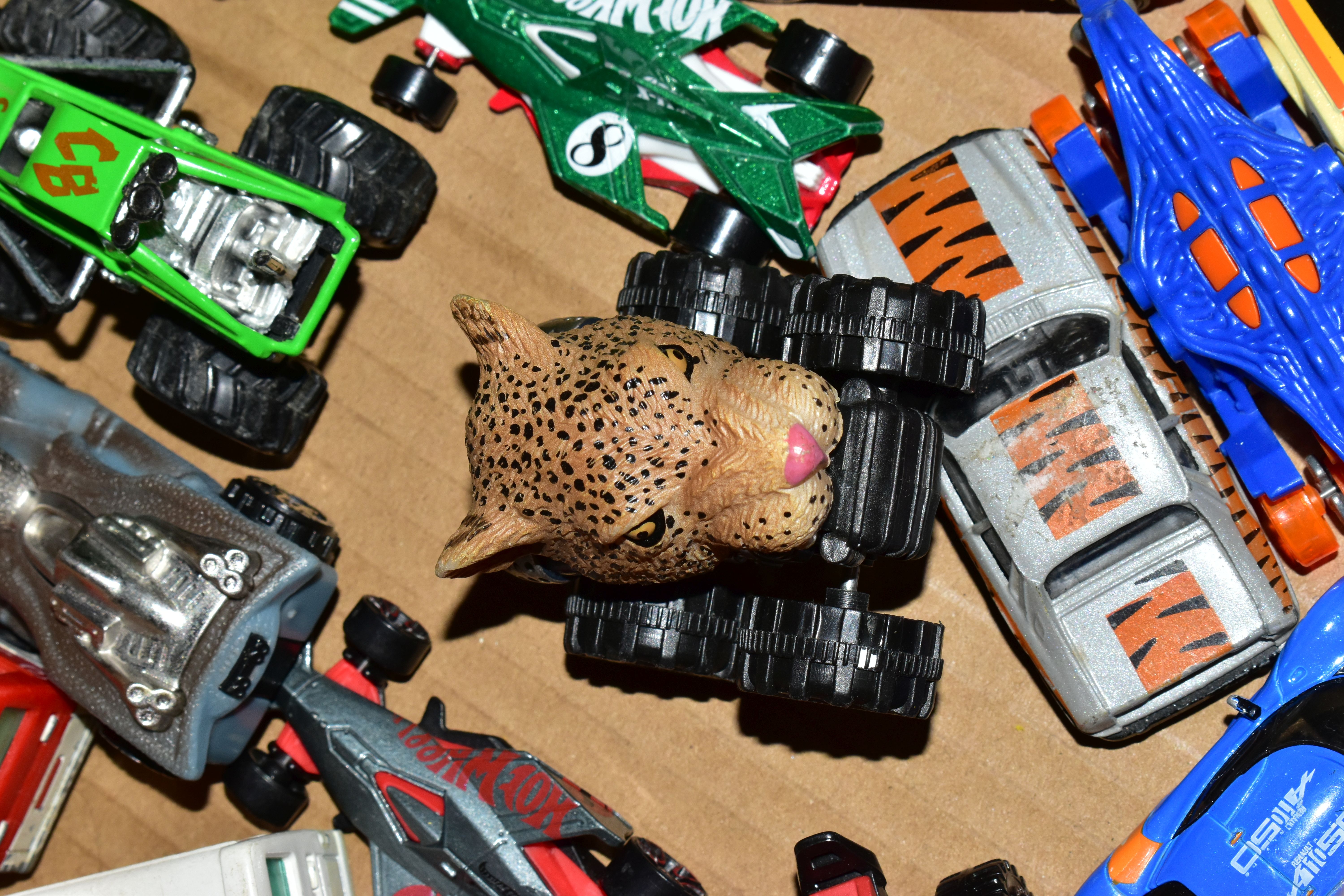 A LARGE QUANTITY OF UNBOXED AND ASSORTED MODERN DIECAST VEHICLES, vast majority are 1990's and later - Image 8 of 26