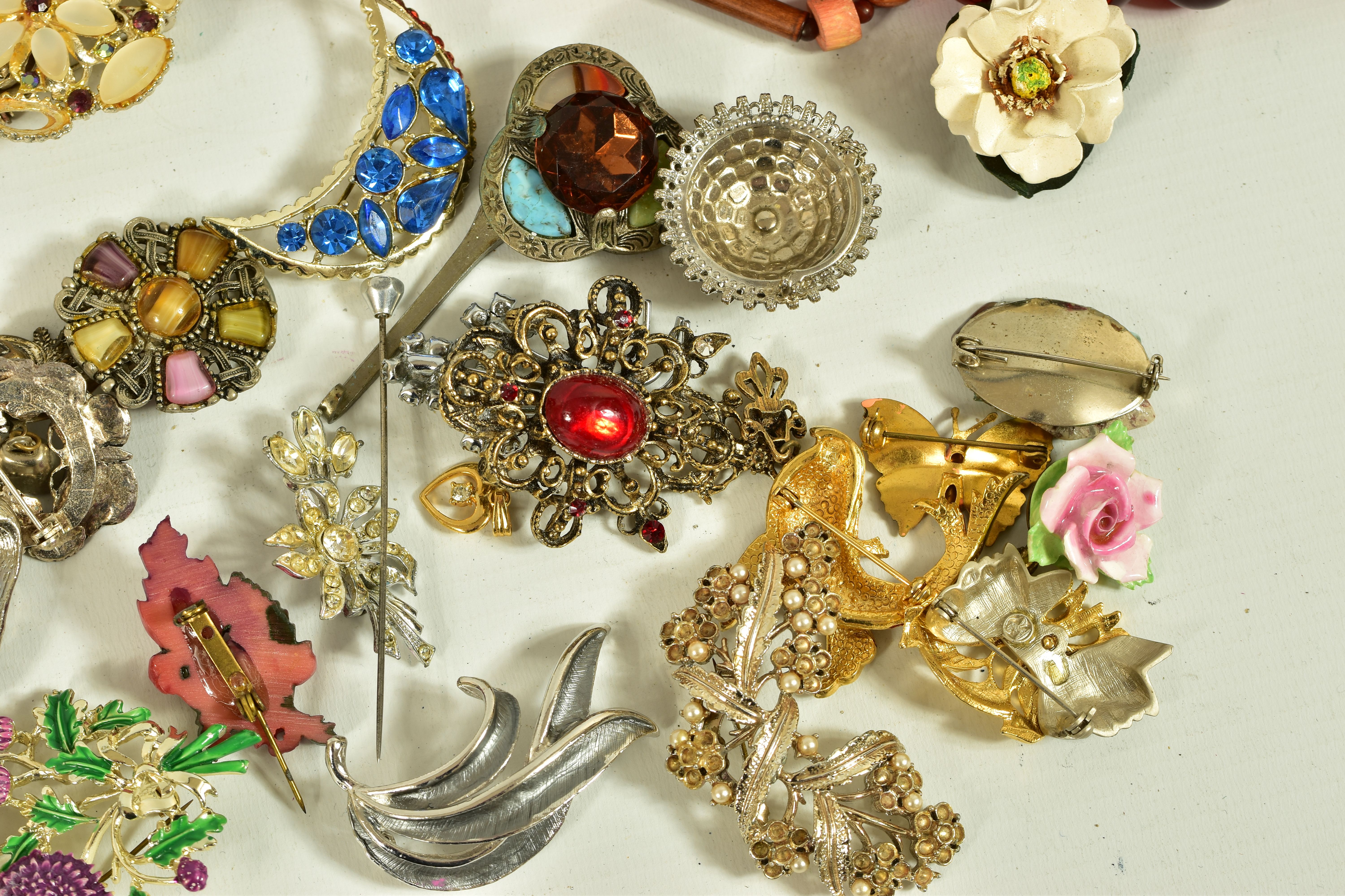 A BAG OF ASSORTED COSTUME JEWELLERY, to include a lady's 'Rotary' wristwatch fitted with an - Image 6 of 11