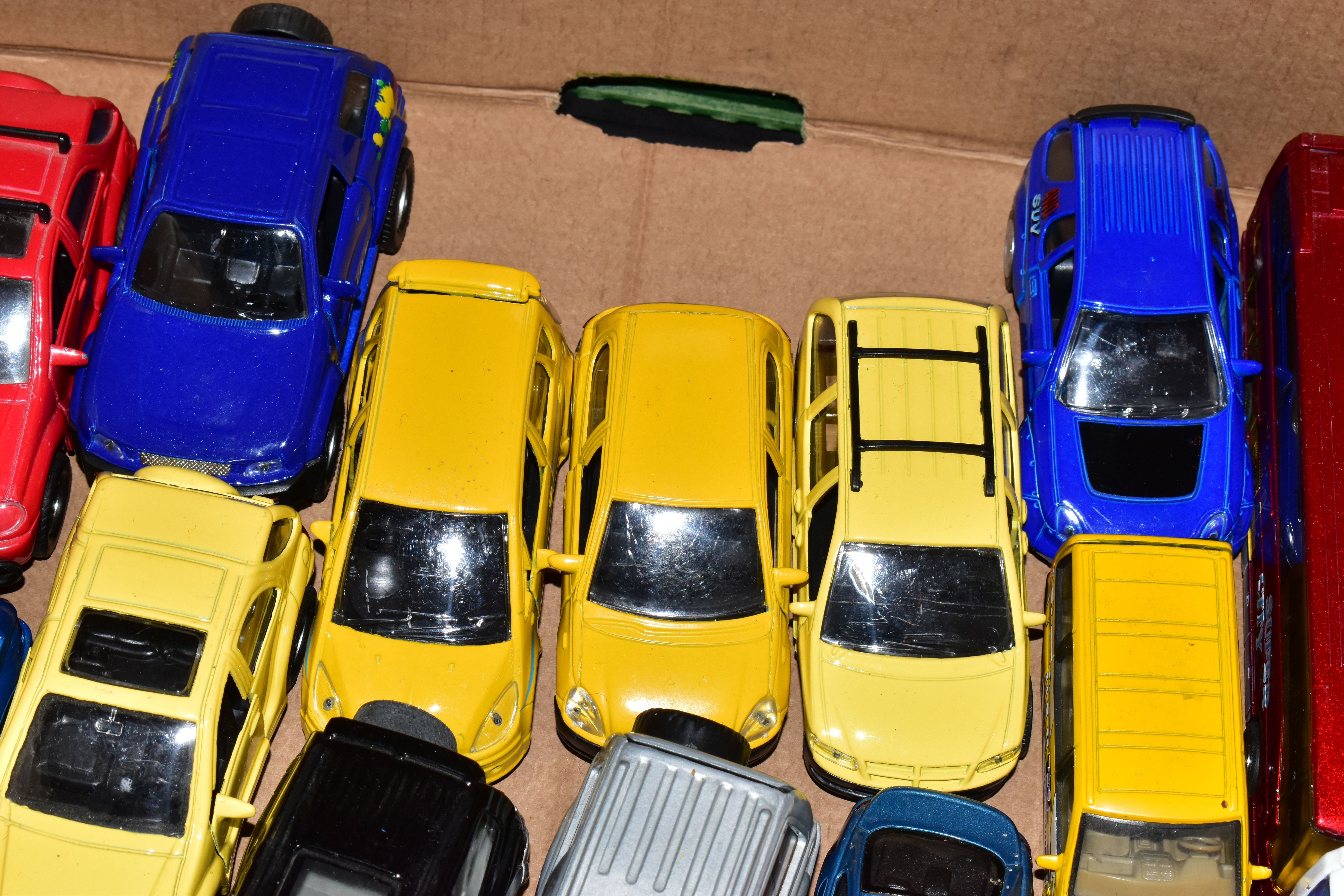 A QUANTITY OF UNBOXED AND ASSORTED PLAYWORN DIECAST AND PLASTIC VEHICLES, majority are modern - Image 4 of 18