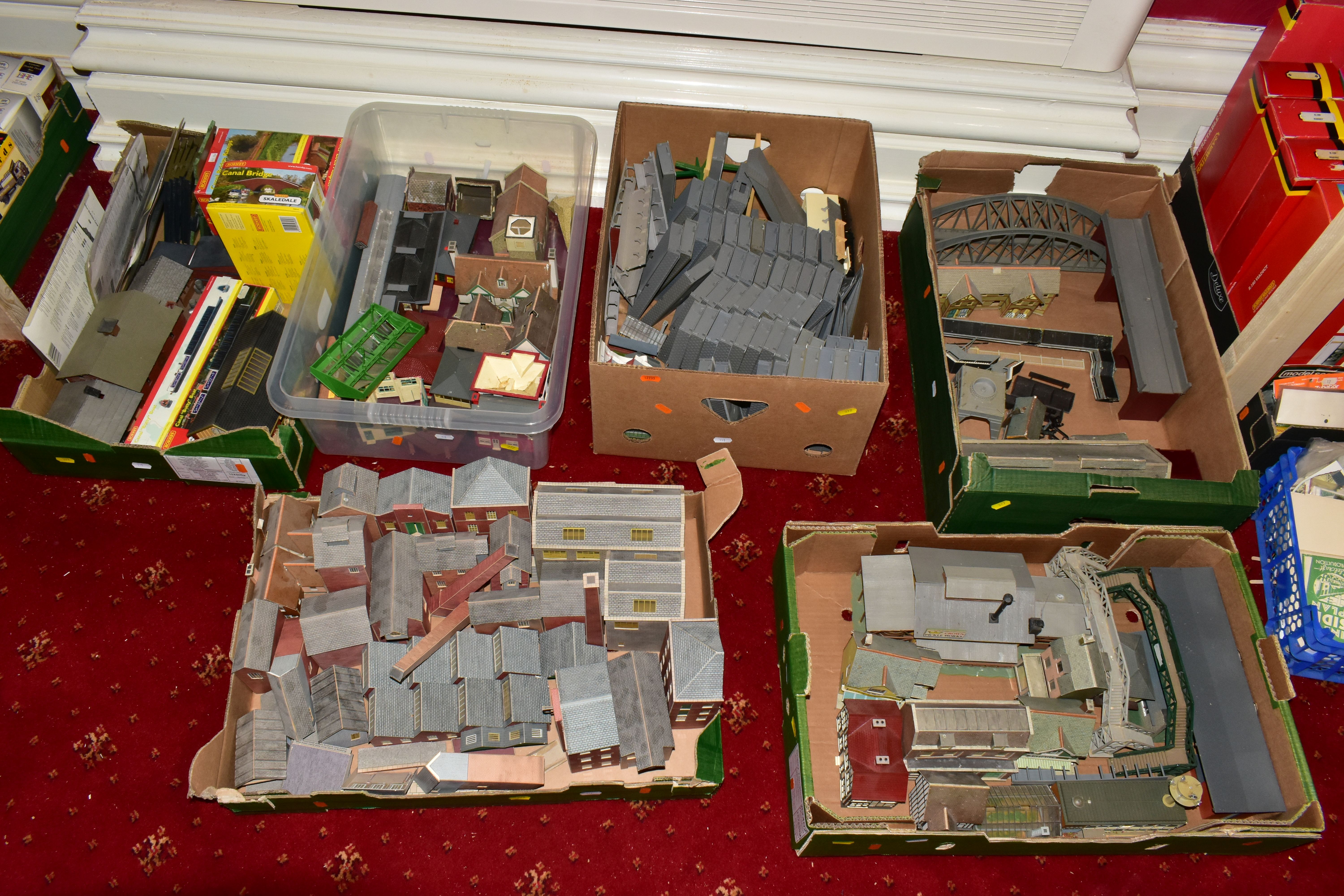 A LARGE QUANTITY OF BOXED AND UNBOXED OO/HO GAUGE LINESIDE BUILDINGS, ACCESSORIES, TRACK, - Image 2 of 31