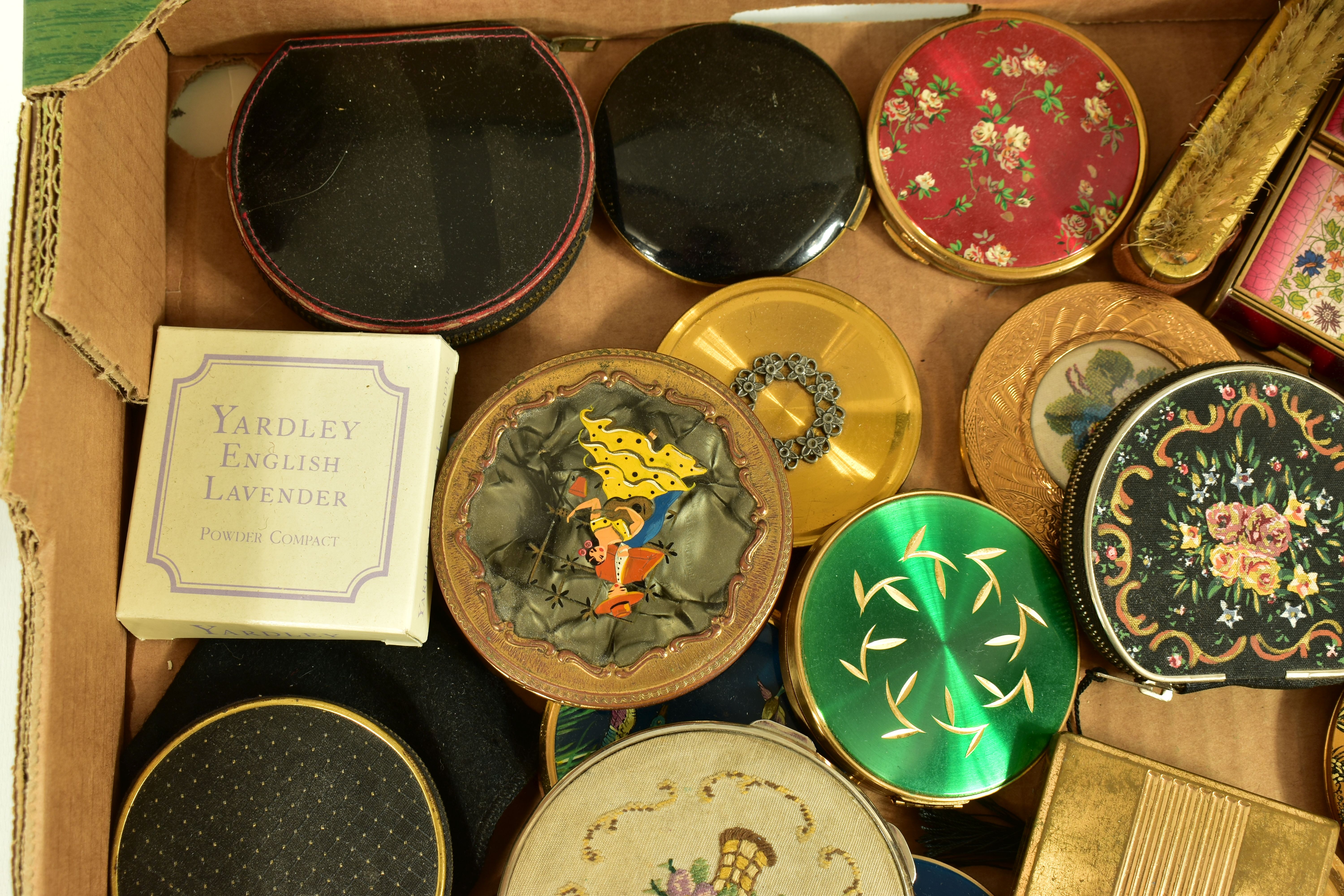 A BOX OF MAINLY COMPACTS, to include a musical Concerto Kigu compact with black enamel lid and - Image 2 of 10