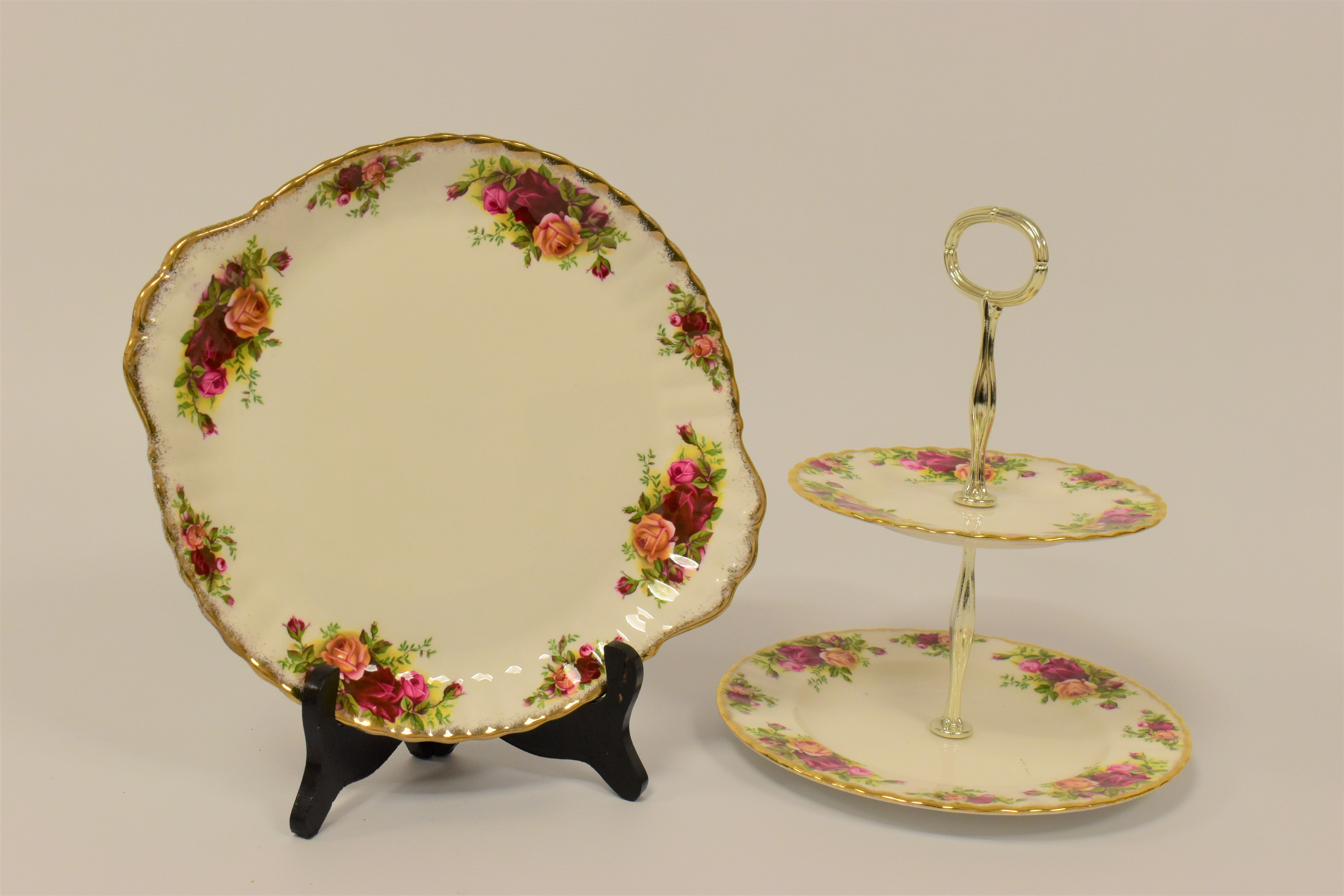 A ROYAL ALBERT OLD COUNTRY ROSES TEASET, ETC, comprising a two tier cake stand, a cake/sandwich - Image 4 of 4