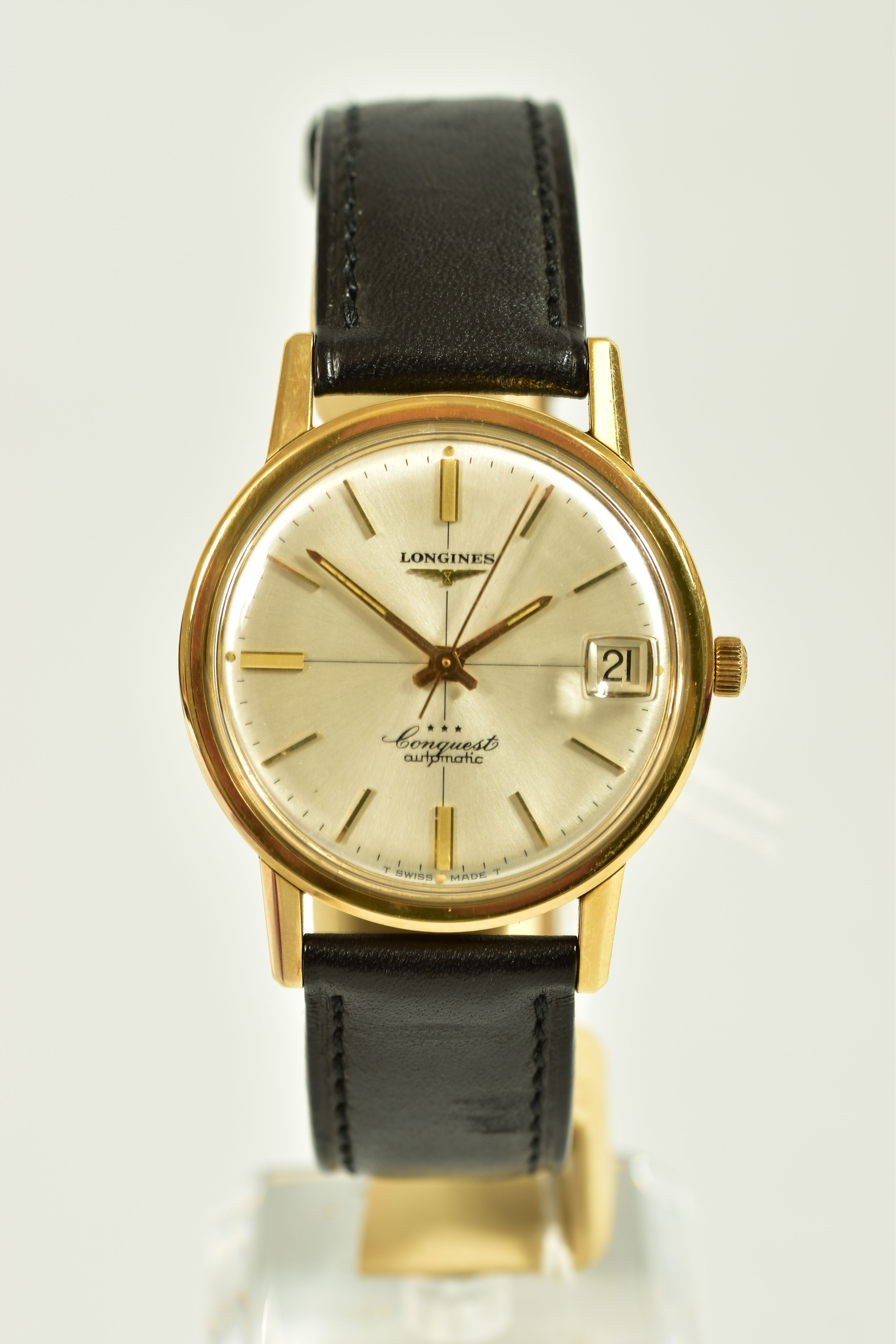 A LONGINES CONQUEST AUTOMATIC WRISTWATCH, crossed silvered dial with gold coloured baton markers,