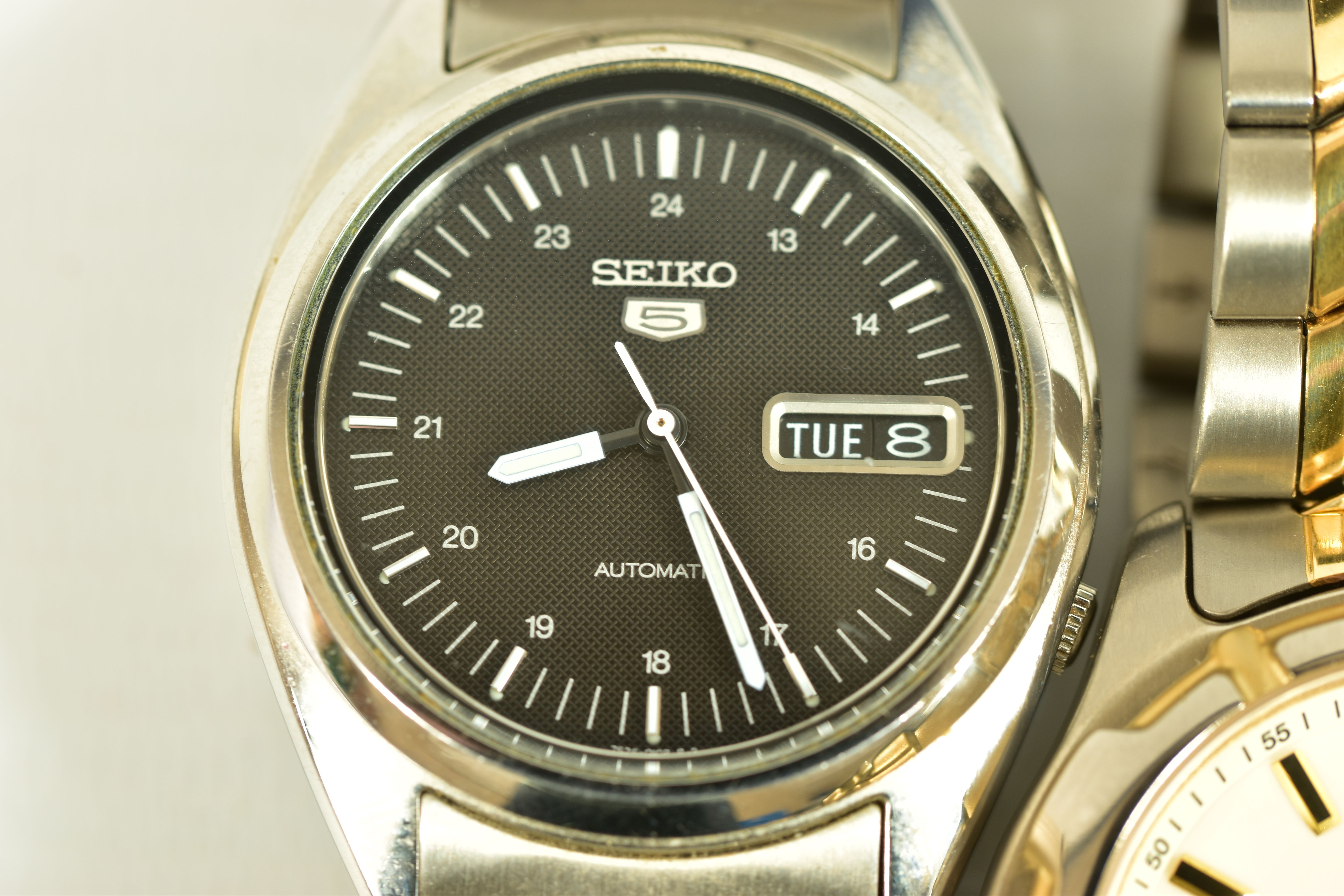 TWO SEIKO WRISTWATCHES, the first a Seiko Kinetic Titanium watch, cream dial with gold and black - Image 2 of 6