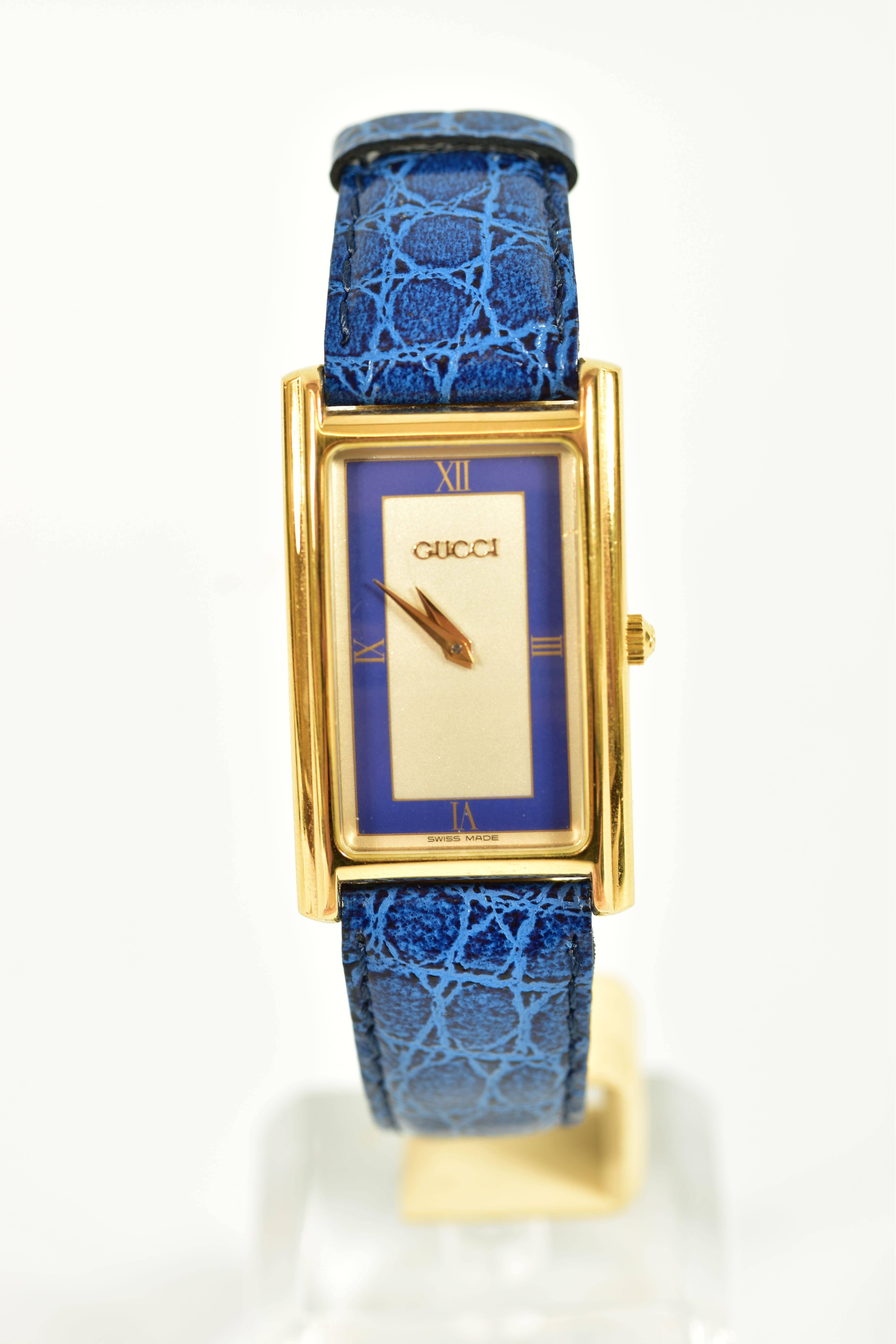 A GUCCI RECTANGULAR 2600M QUARTZ WRISTWATCH, blue and silvered dial with quarterly roman numerals,