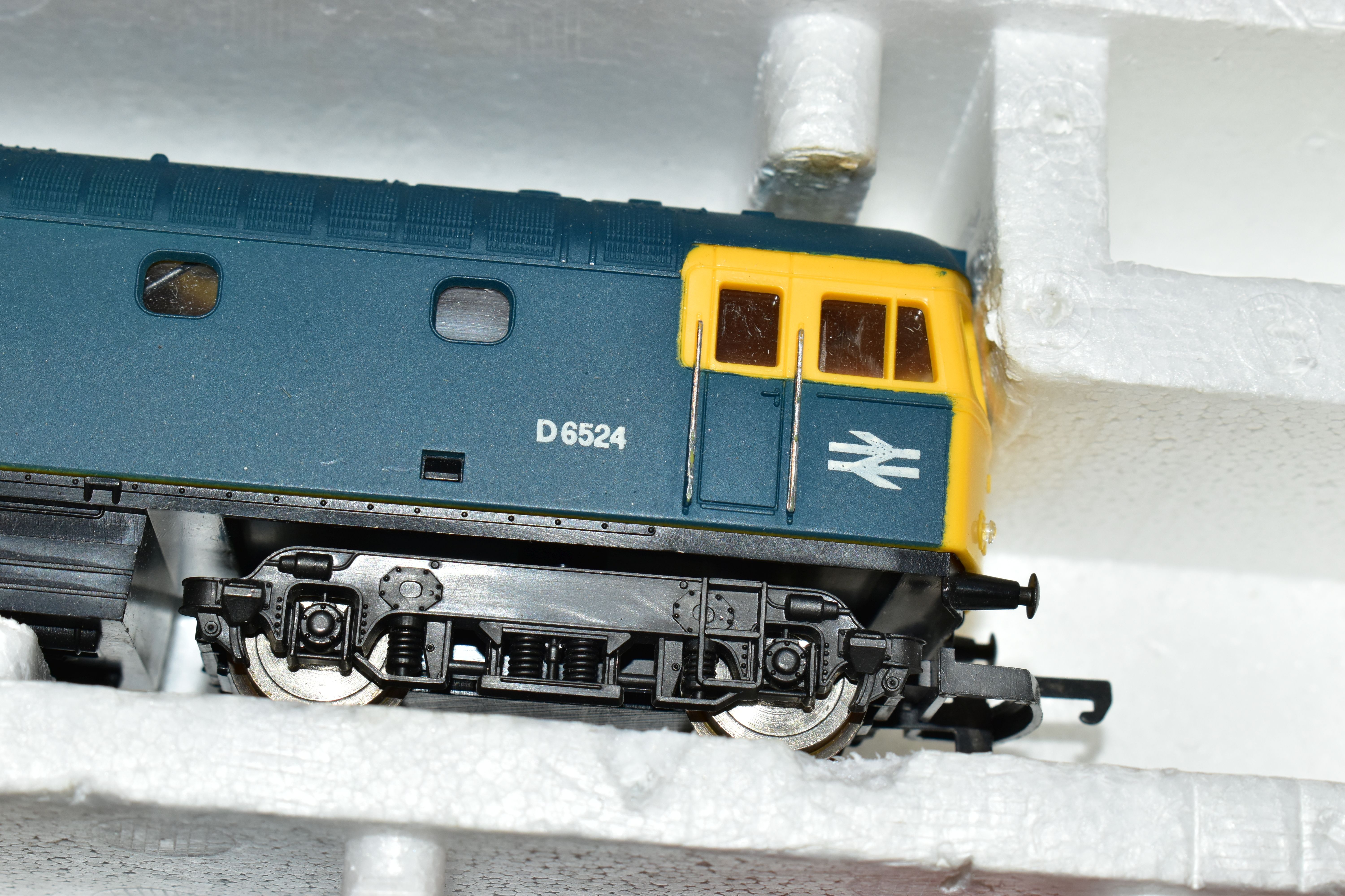 A BOXED LIMA OO GAUGE MOTORAIL EXPRESS TRAIN SET, No.102164 AW, comprising class 33 locomotive No. - Image 6 of 12