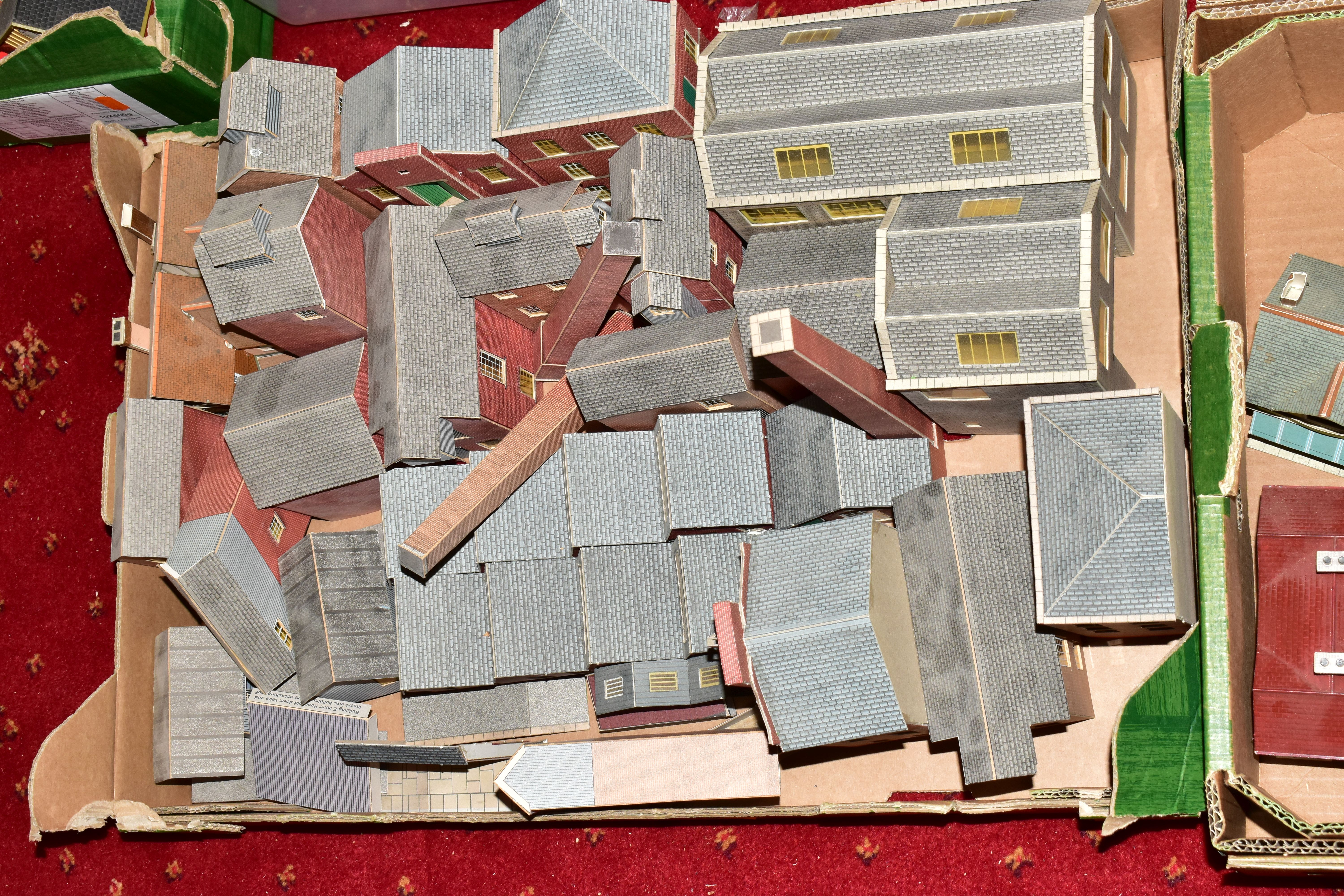 A LARGE QUANTITY OF BOXED AND UNBOXED OO/HO GAUGE LINESIDE BUILDINGS, ACCESSORIES, TRACK, - Image 28 of 31