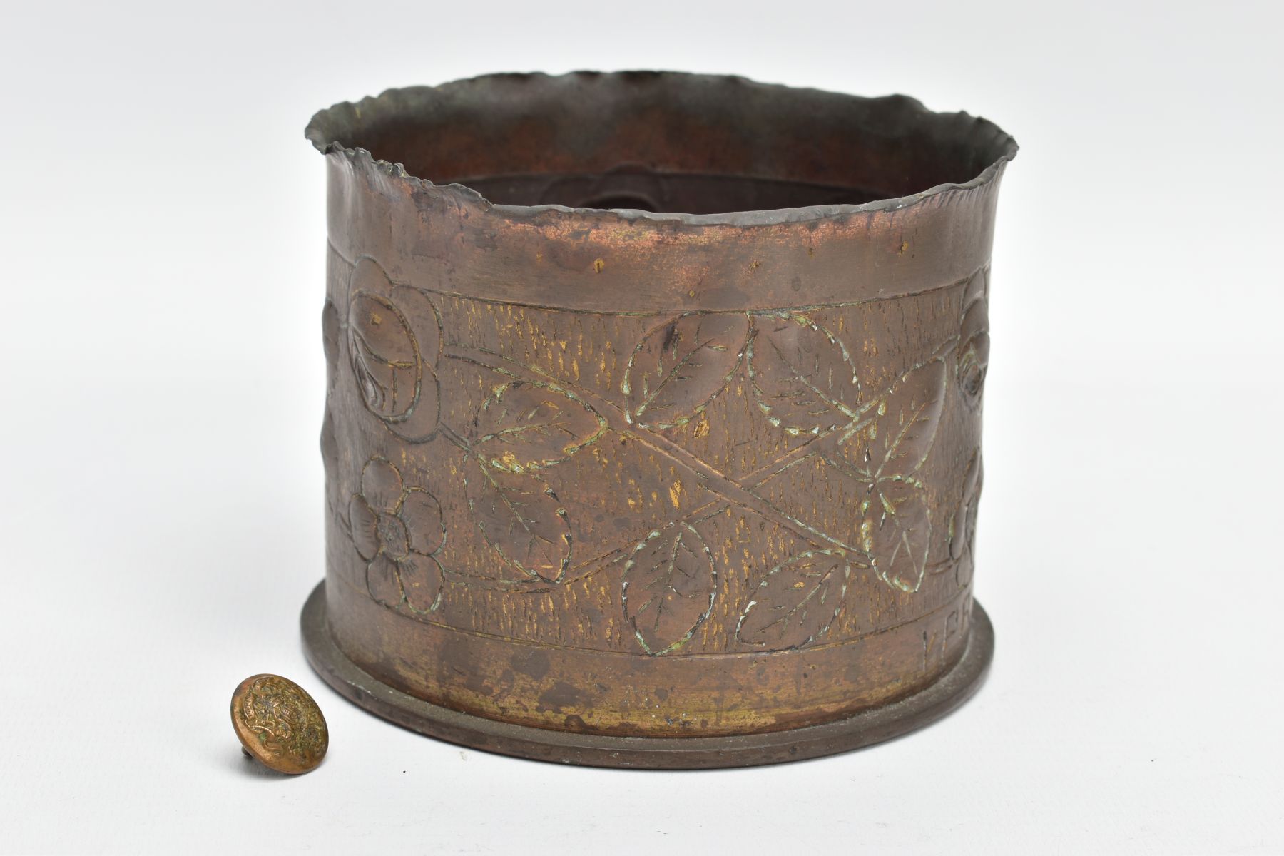 WORLD WAR ONE ERA SHELL CASE FASHIONED INTO TRENCH ART DESIGN, approx 9.5 cm tall, 12cm - Image 3 of 6