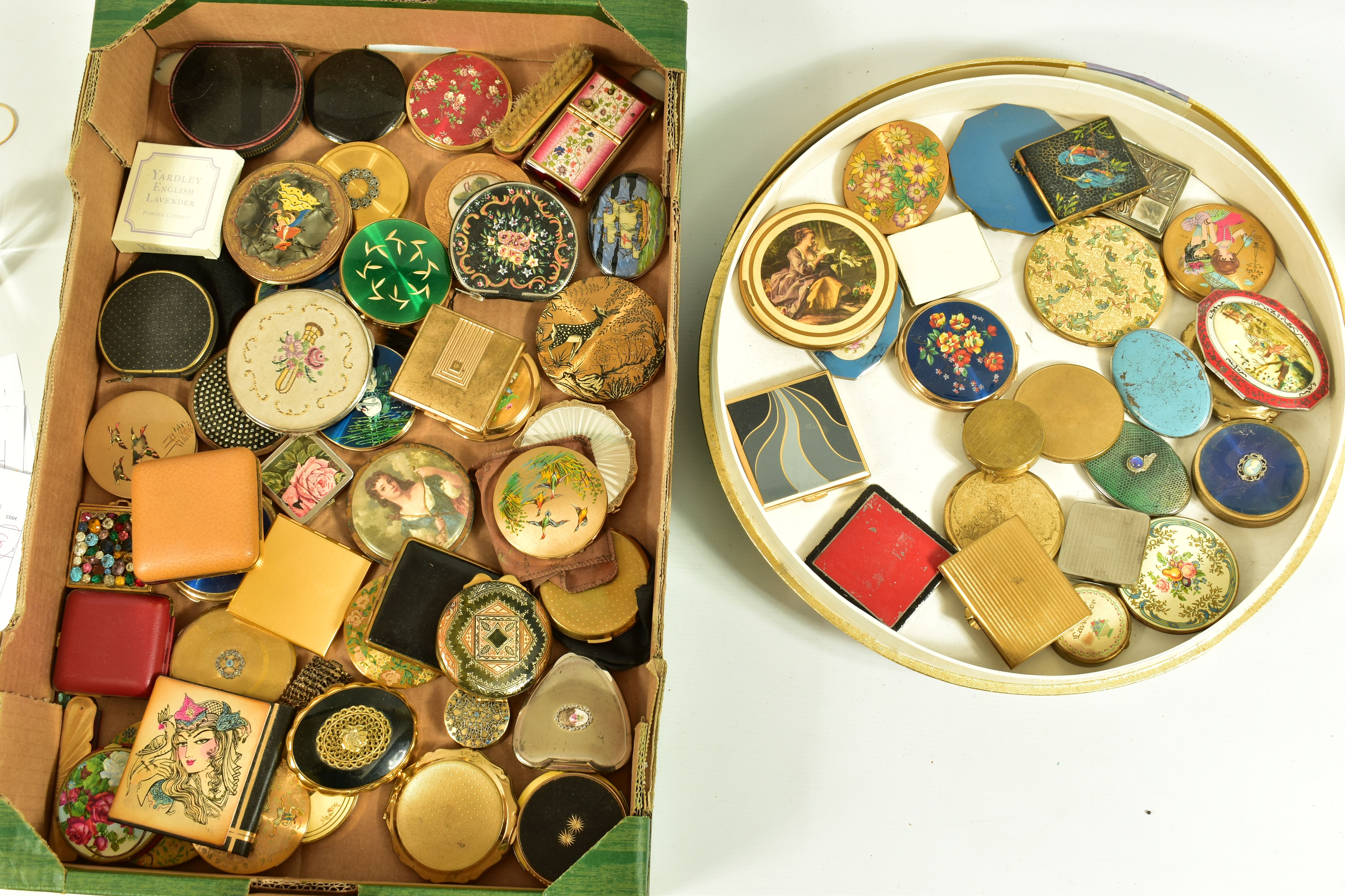 A BOX OF MAINLY COMPACTS, to include a musical Concerto Kigu compact with black enamel lid and