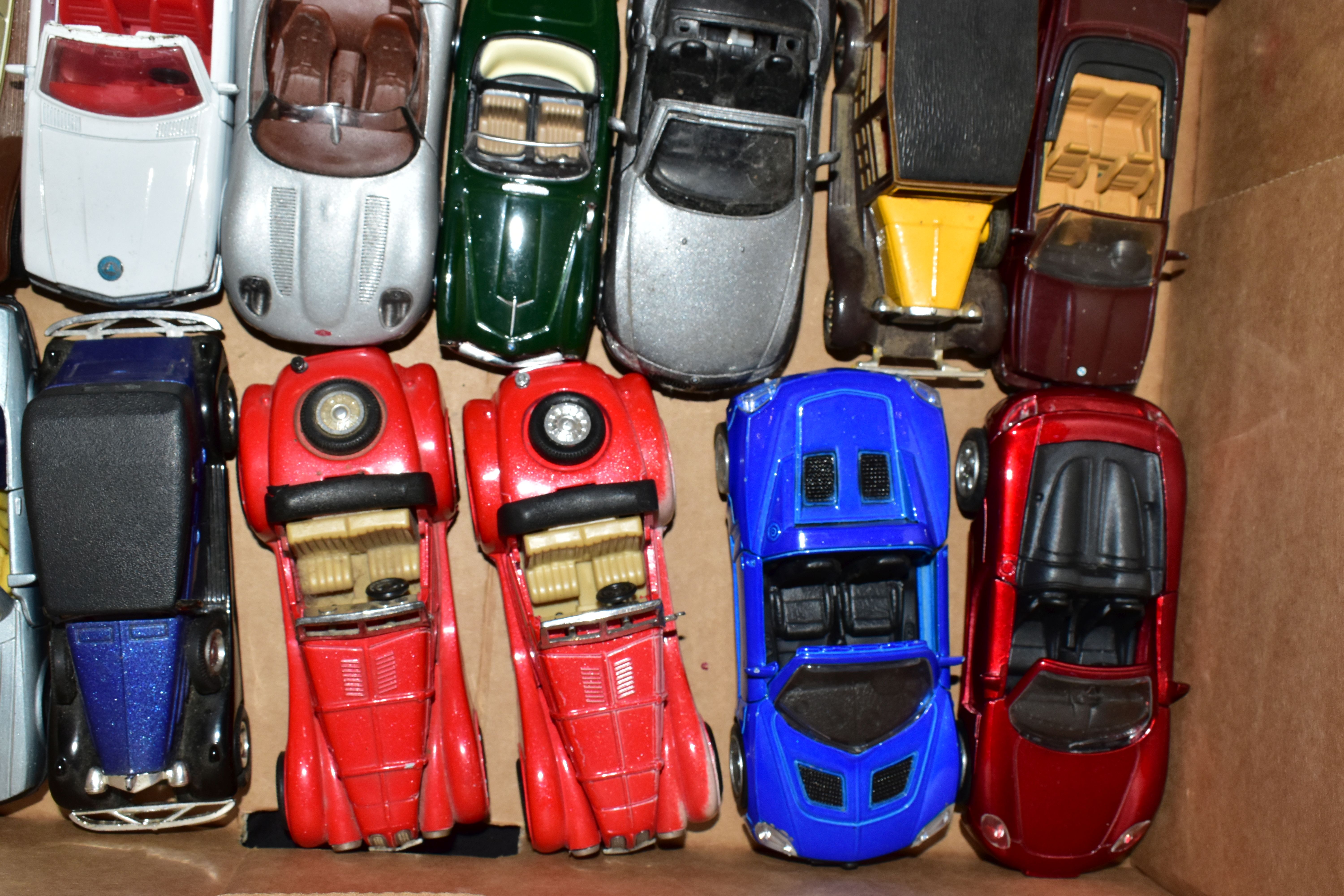 A QUANTITY OF UNBOXED AND ASSORTED PLAYWORN DIECAST AND PLASTIC VEHICLES, majority are modern - Image 16 of 18