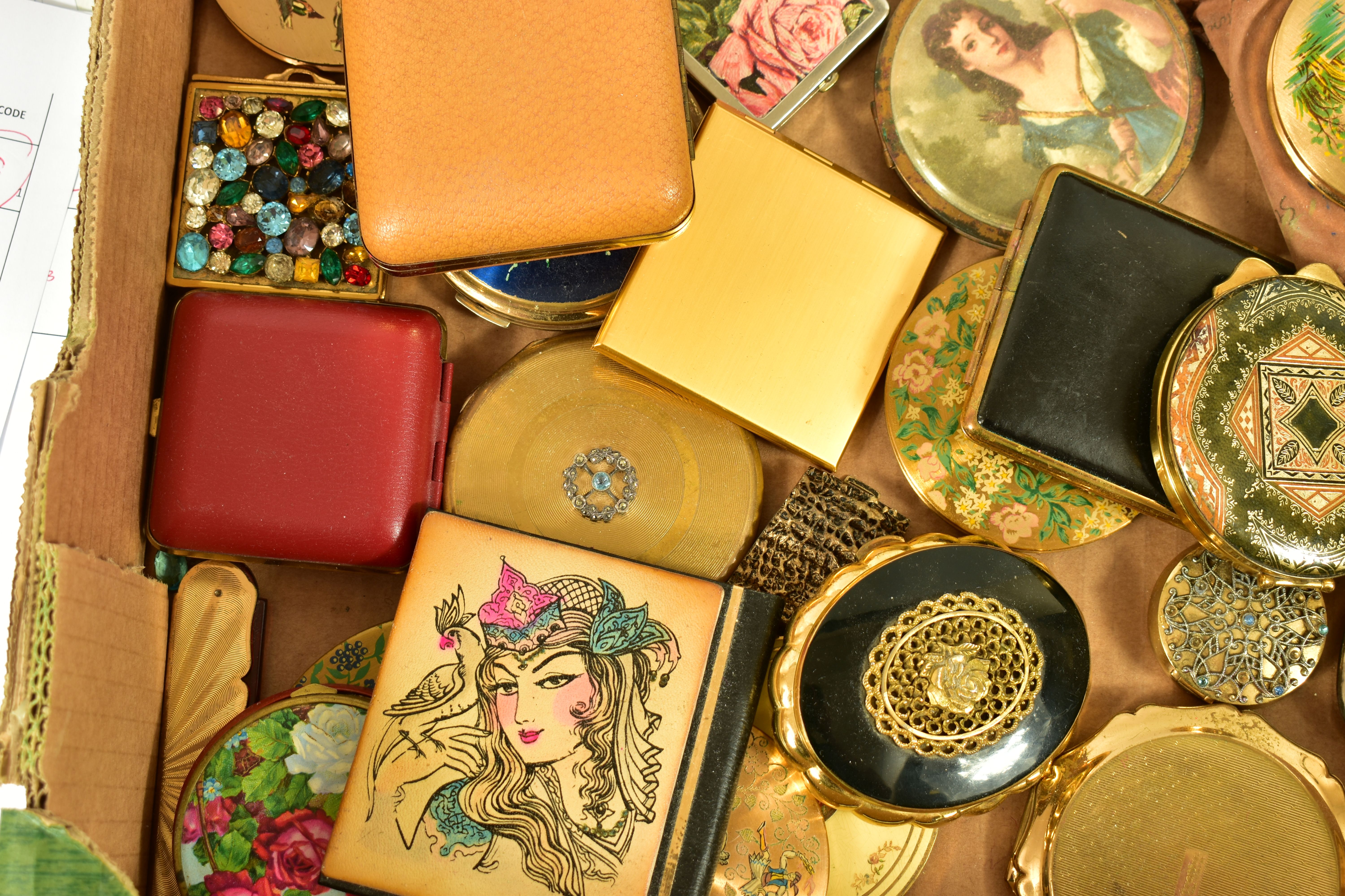 A BOX OF MAINLY COMPACTS, to include a musical Concerto Kigu compact with black enamel lid and - Image 6 of 10