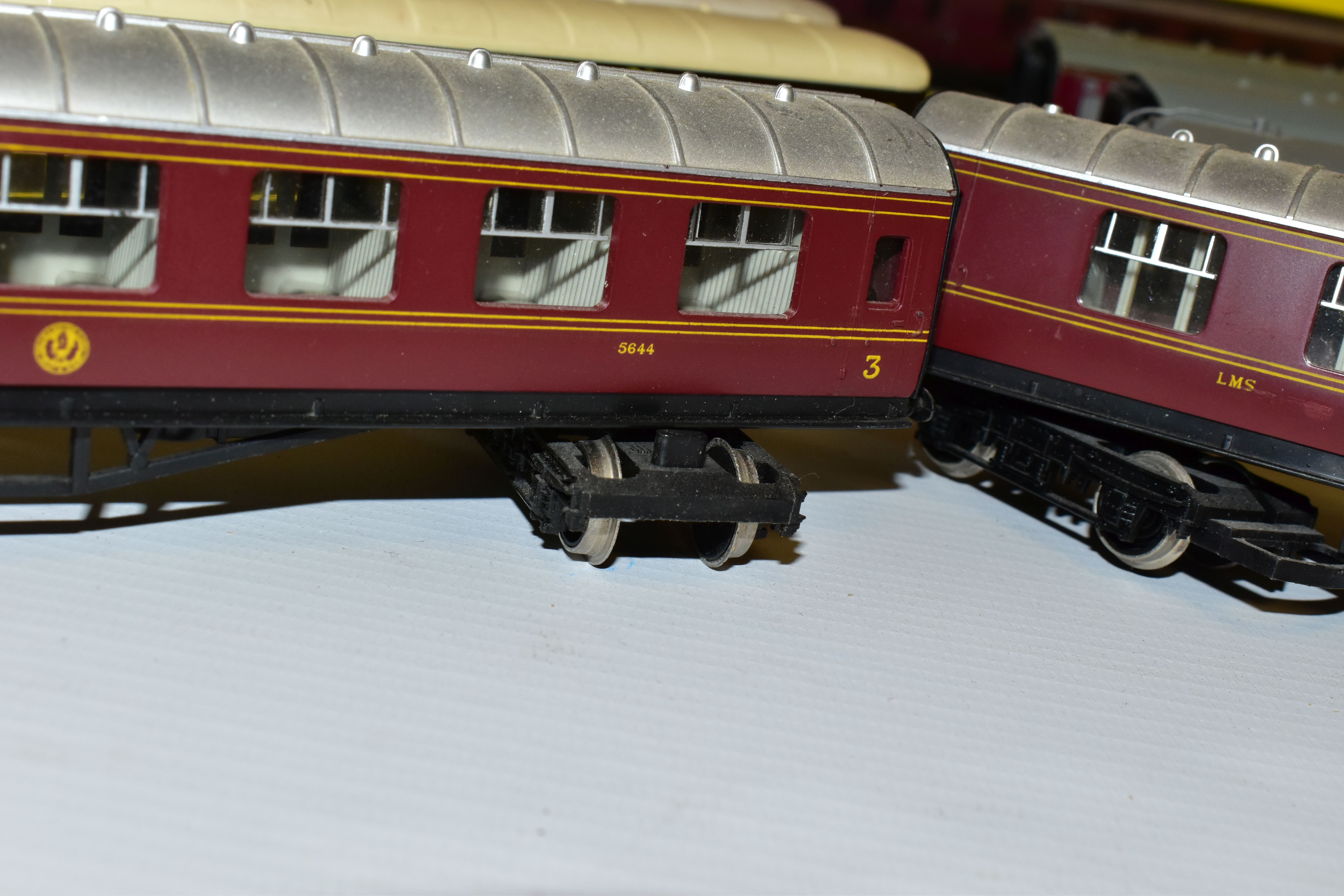 A QUANTITY OF BOXED AND UNBOXED ASSORTED HORNBY, TRI-ANG AND BACHMANN OO GAUGE COACHING STOCK, all - Image 2 of 12