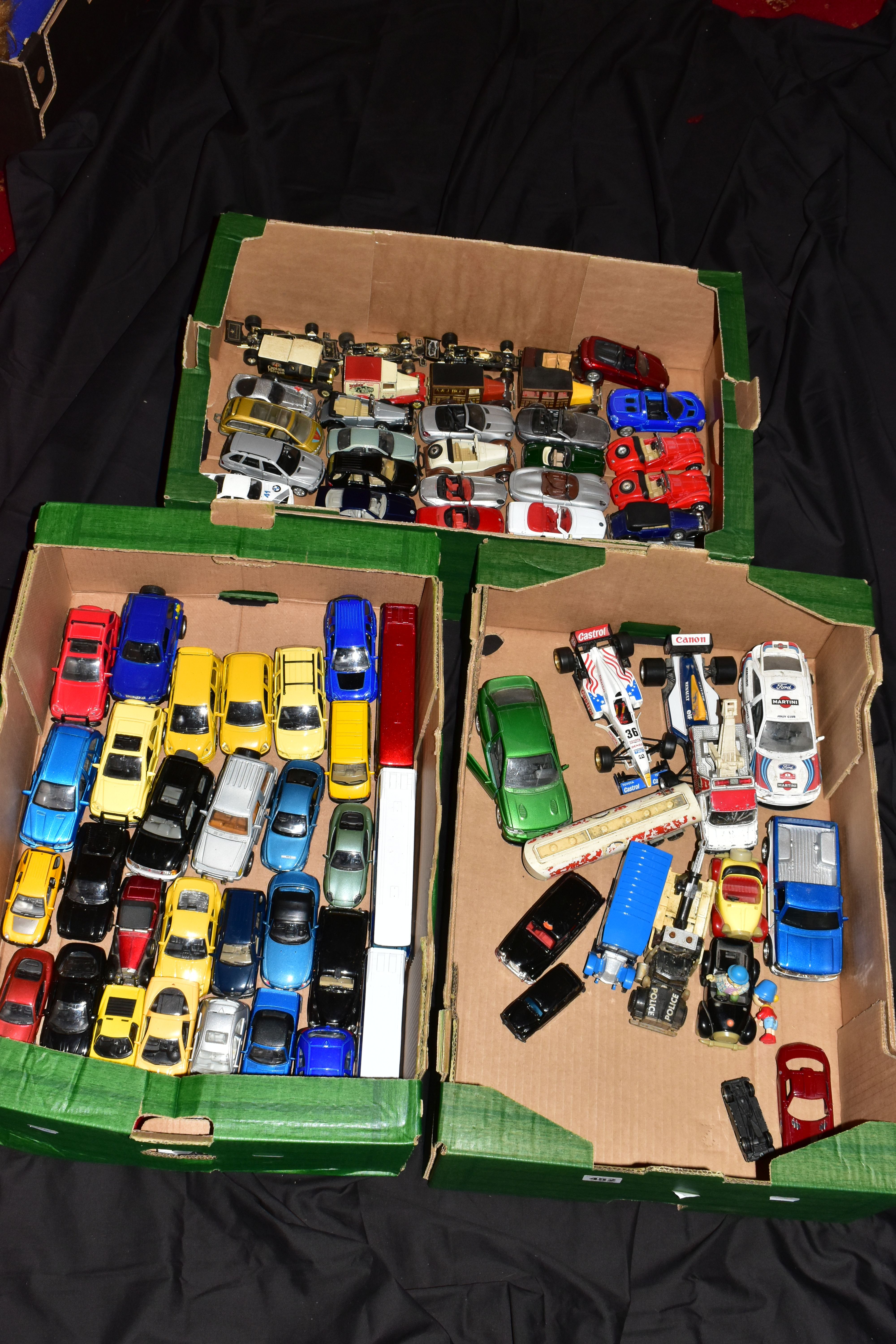 A QUANTITY OF UNBOXED AND ASSORTED PLAYWORN DIECAST AND PLASTIC VEHICLES, majority are modern