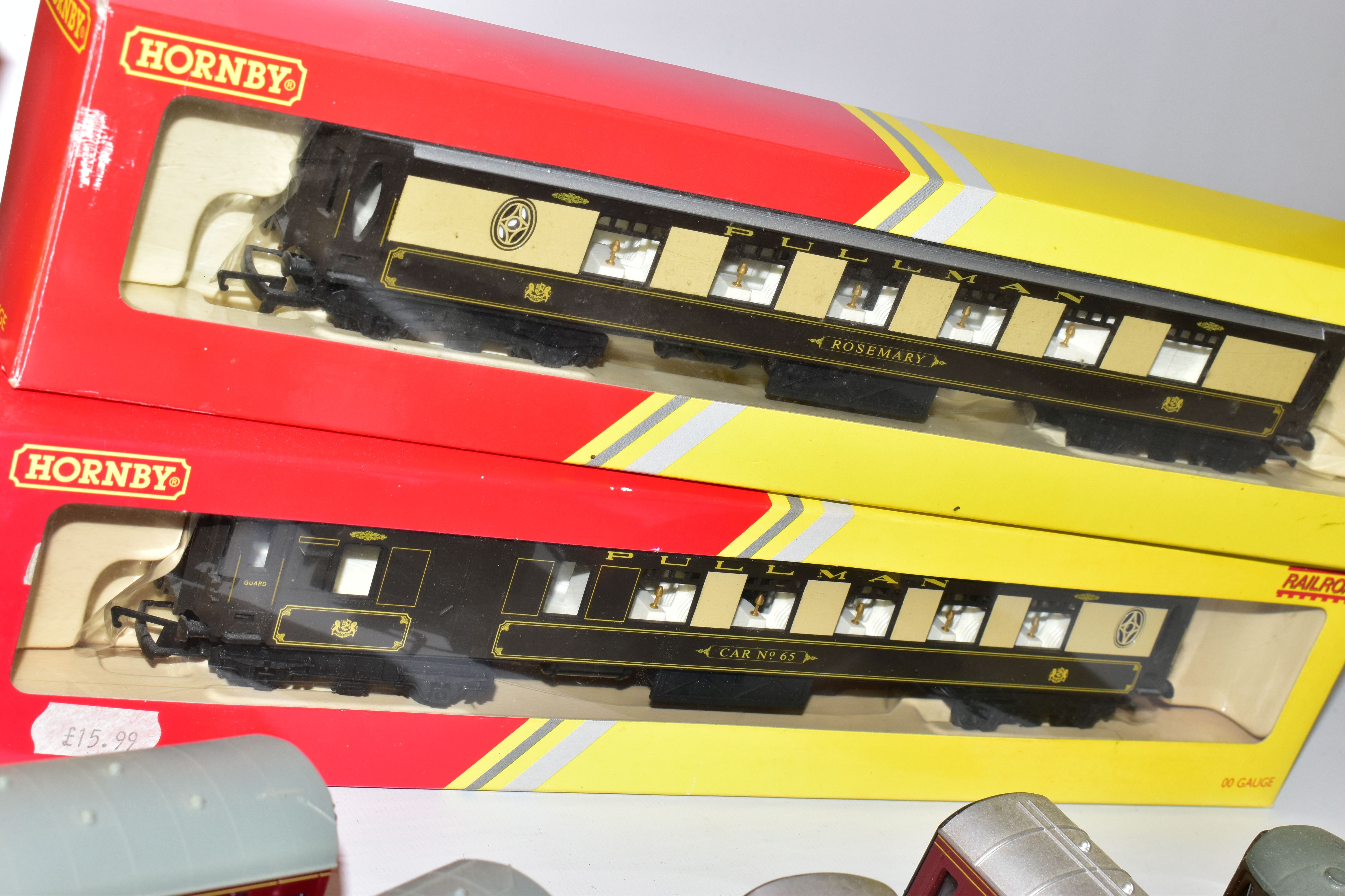 A QUANTITY OF BOXED AND UNBOXED ASSORTED HORNBY, TRI-ANG AND BACHMANN OO GAUGE COACHING STOCK, all - Image 12 of 12