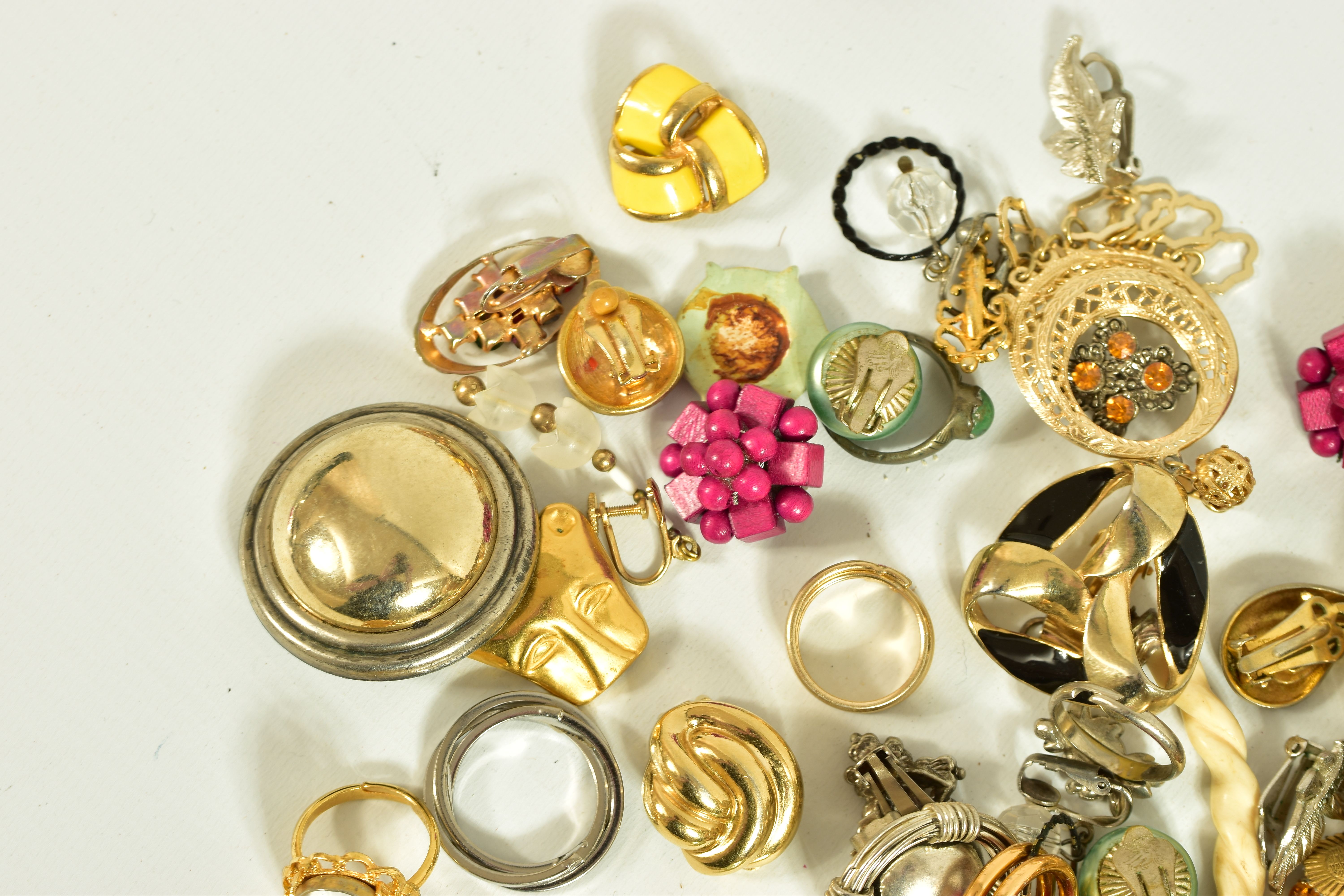 A BAG OF ASSORTED COSTUME JEWELLERY, to include a lady's 'Rotary' wristwatch fitted with an - Image 2 of 11