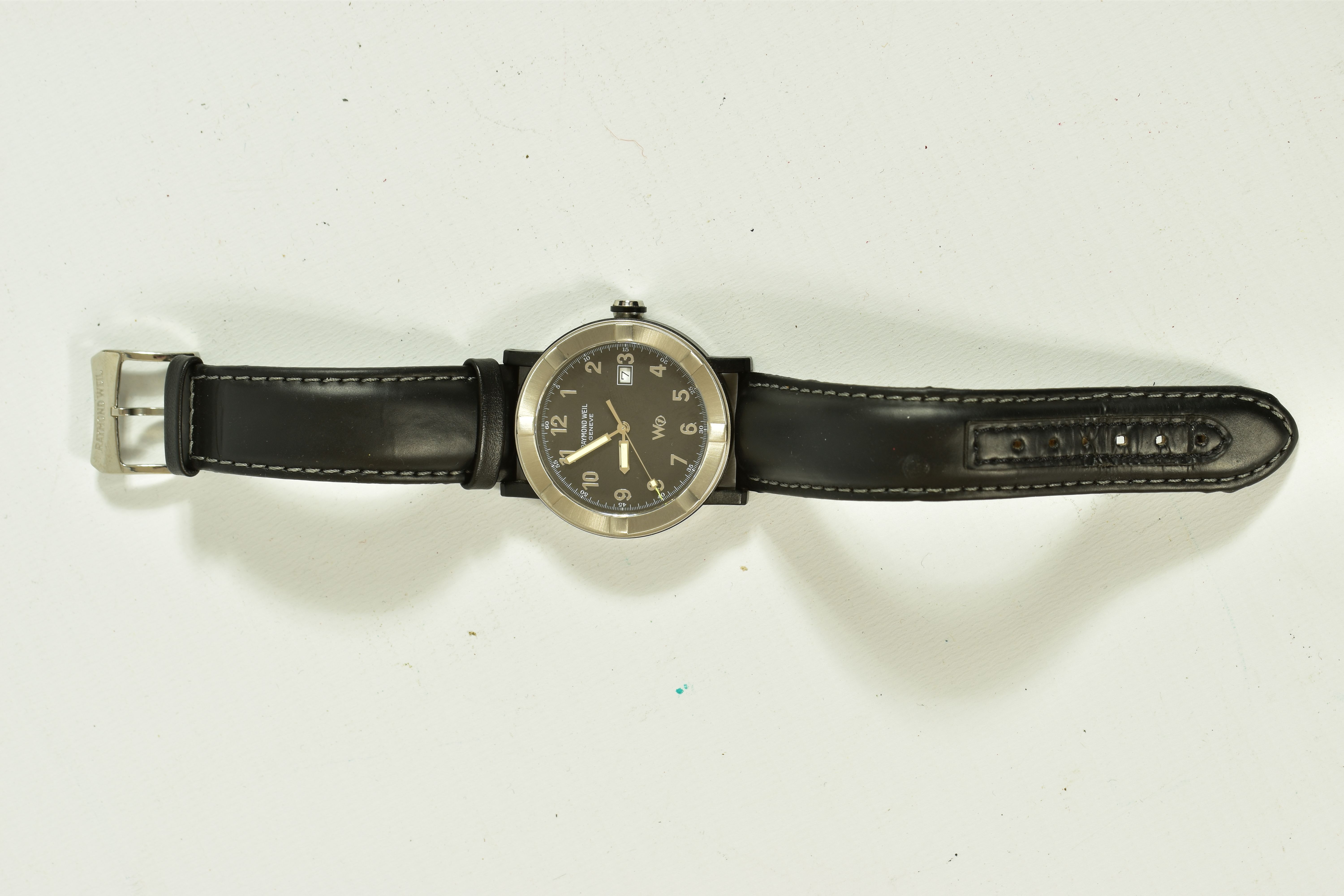 A RAYMOND WEIL PARSIFAL QUARTZ WRISTWATCH, black dial, arabic numerals, date window at three o' - Image 4 of 5