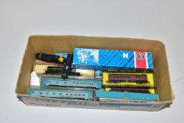 A QUANTITY OF BOXED AND UNBOXED N GAUGE AMERICAN OUTLINE LOCOMOTIVES AND ROLLING STOCK, to include
