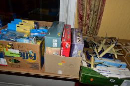 A QUANTITY OF ASSORTED BOXED AND UNBOXED DIECAST AND PLASTIC AIRCRAFT MODELS, to include boxed Corgi