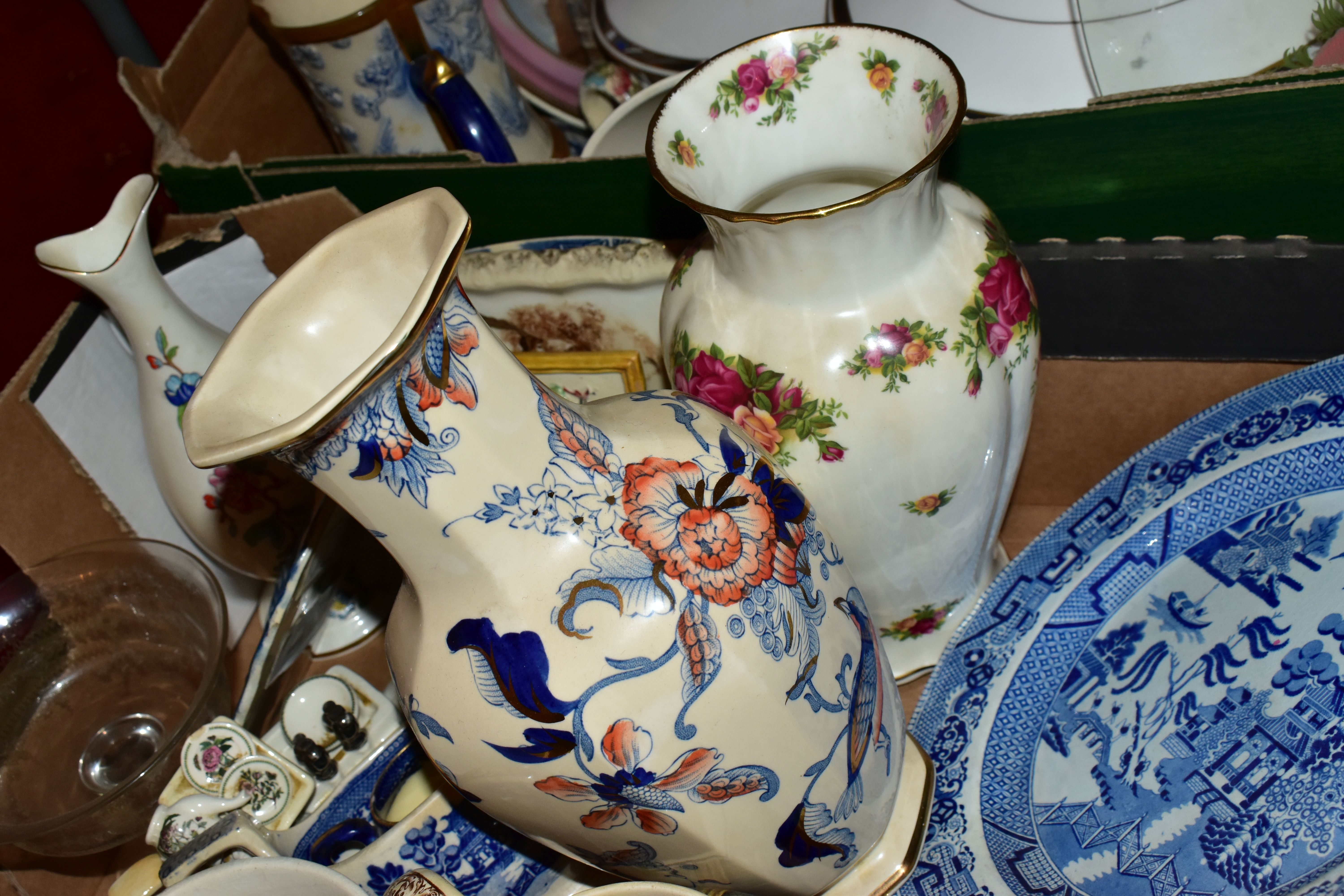 THREE BOXES AND LOOSE CERAMICS, GLASS, AND MISCELANEOUS ITEMS, including three Royal Worcester - Image 10 of 15