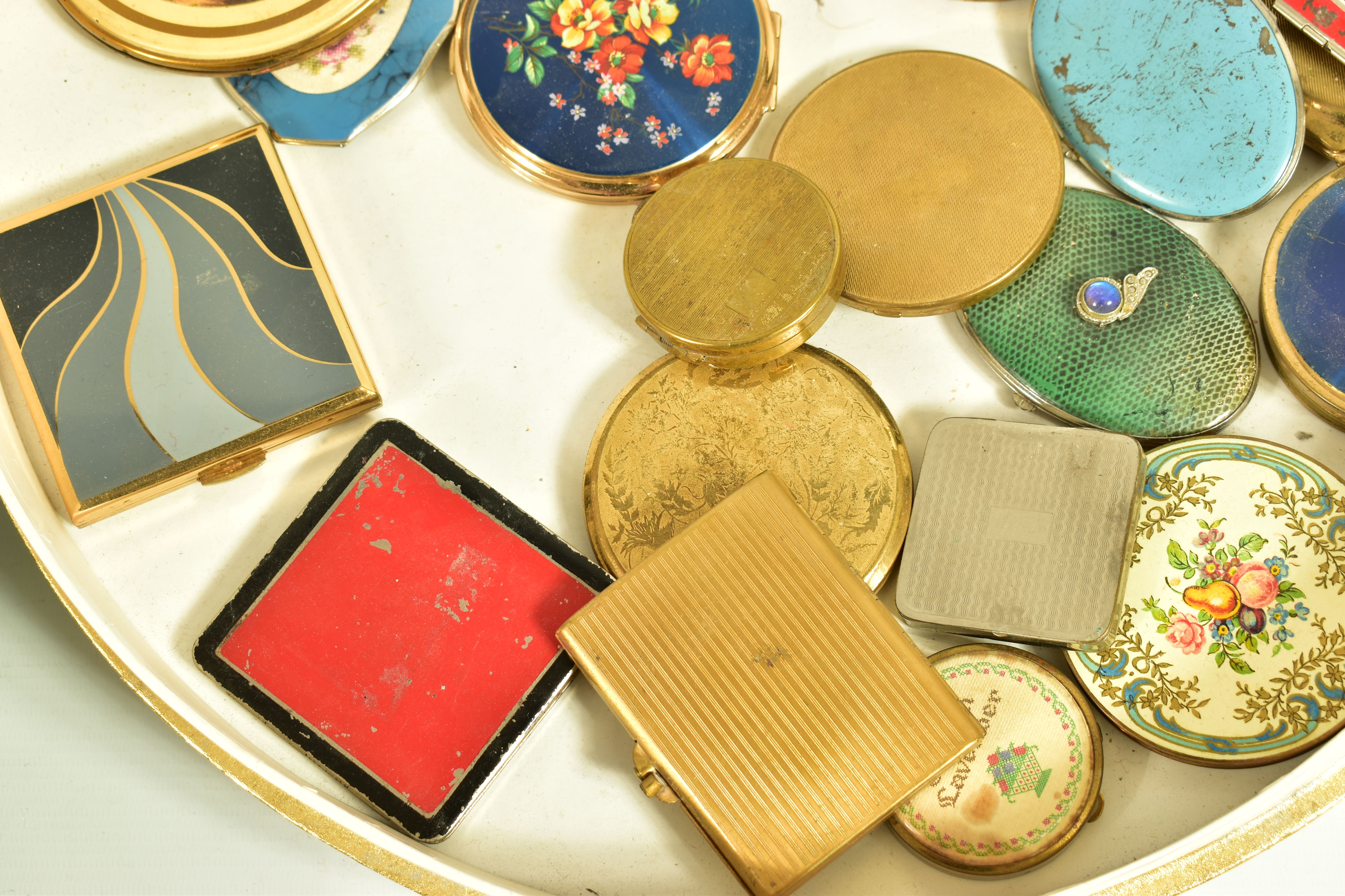 A BOX OF MAINLY COMPACTS, to include a musical Concerto Kigu compact with black enamel lid and - Image 9 of 10