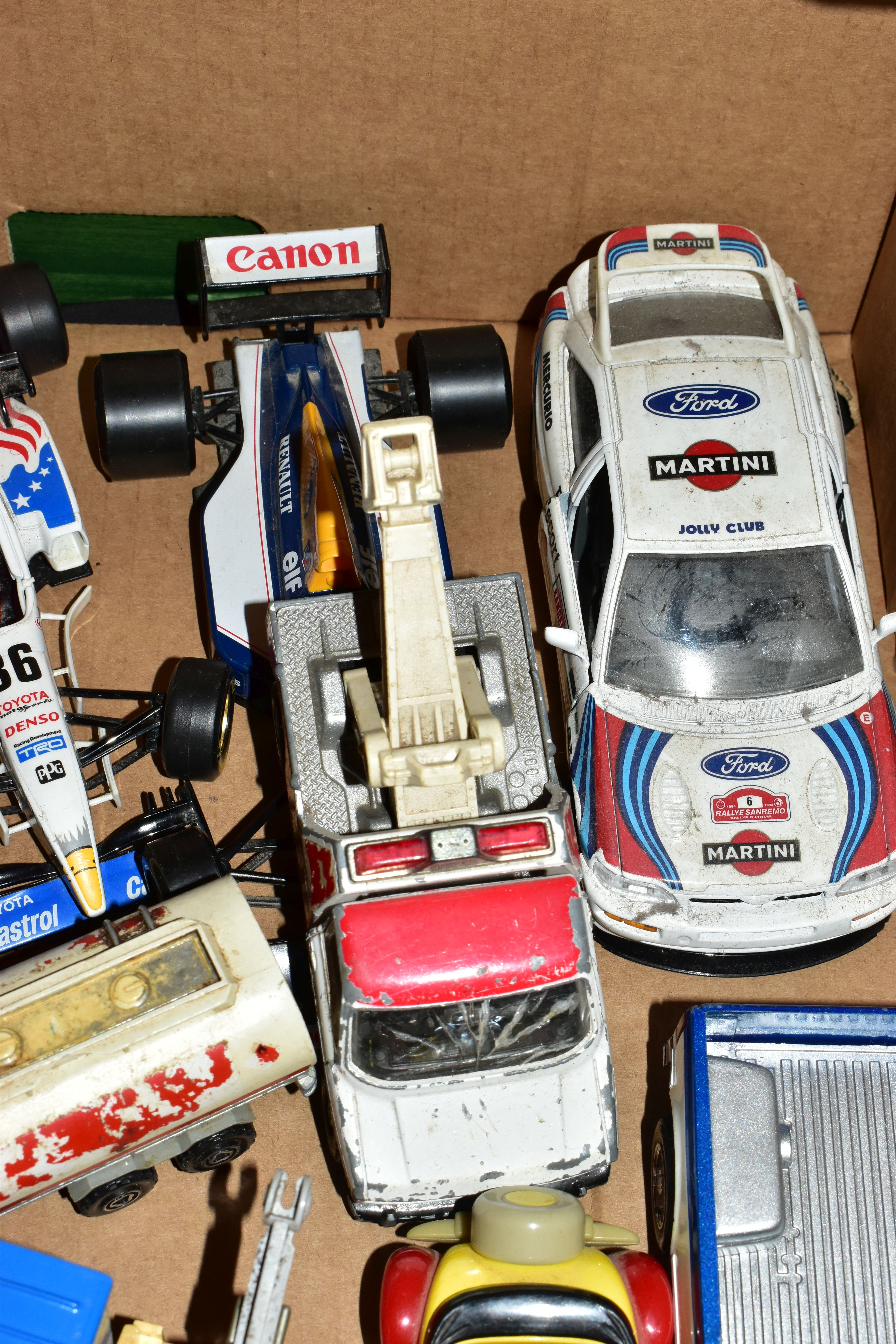 A QUANTITY OF UNBOXED AND ASSORTED PLAYWORN DIECAST AND PLASTIC VEHICLES, majority are modern - Image 9 of 18