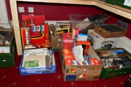 A LARGE QUANTITY OF BOXED AND UNBOXED OO/HO GAUGE LINESIDE BUILDINGS, ACCESSORIES, TRACK,