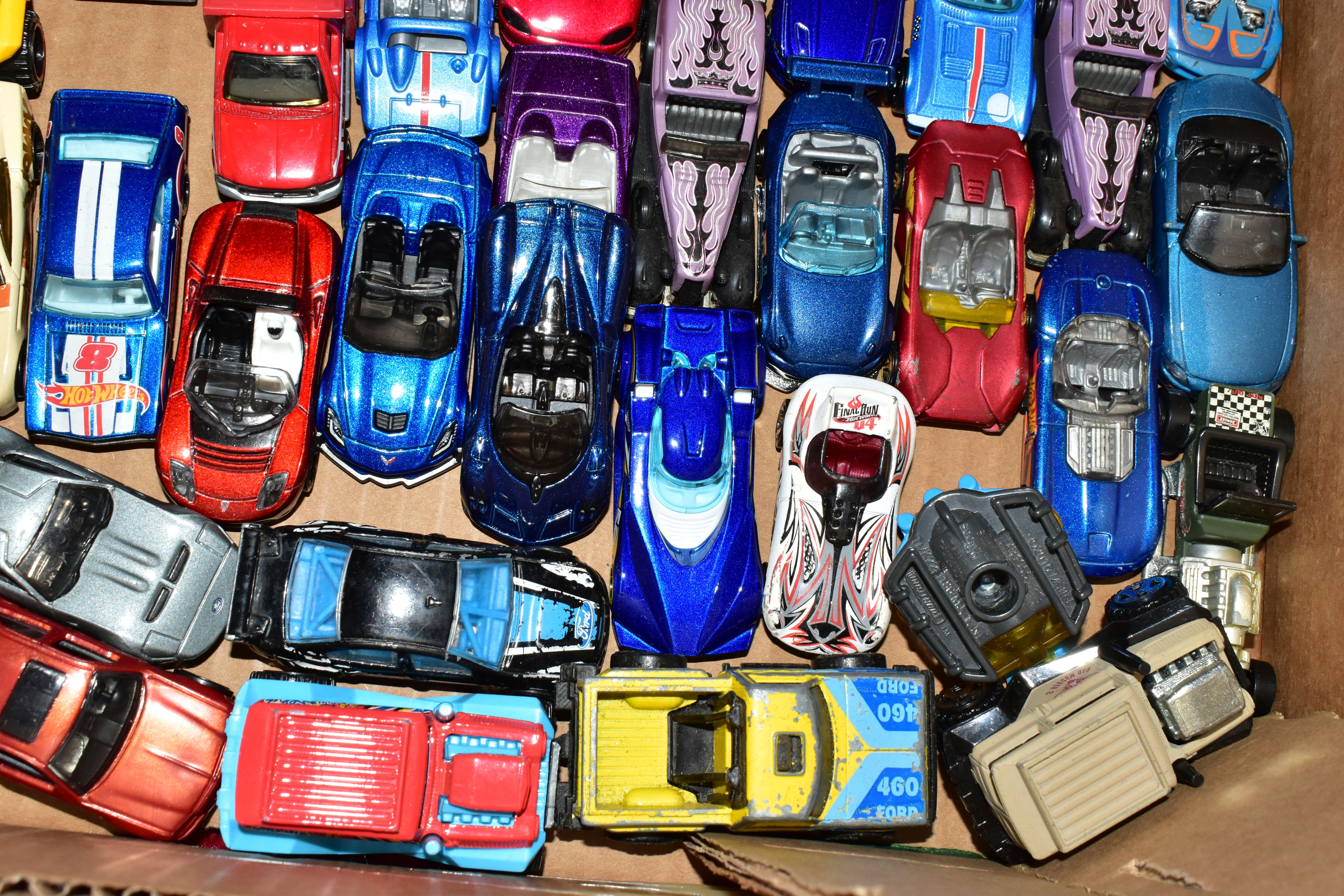 A LARGE QUANTITY OF UNBOXED AND ASSORTED MODERN DIECAST VEHICLES, vast majority are 1990's and later - Image 16 of 26