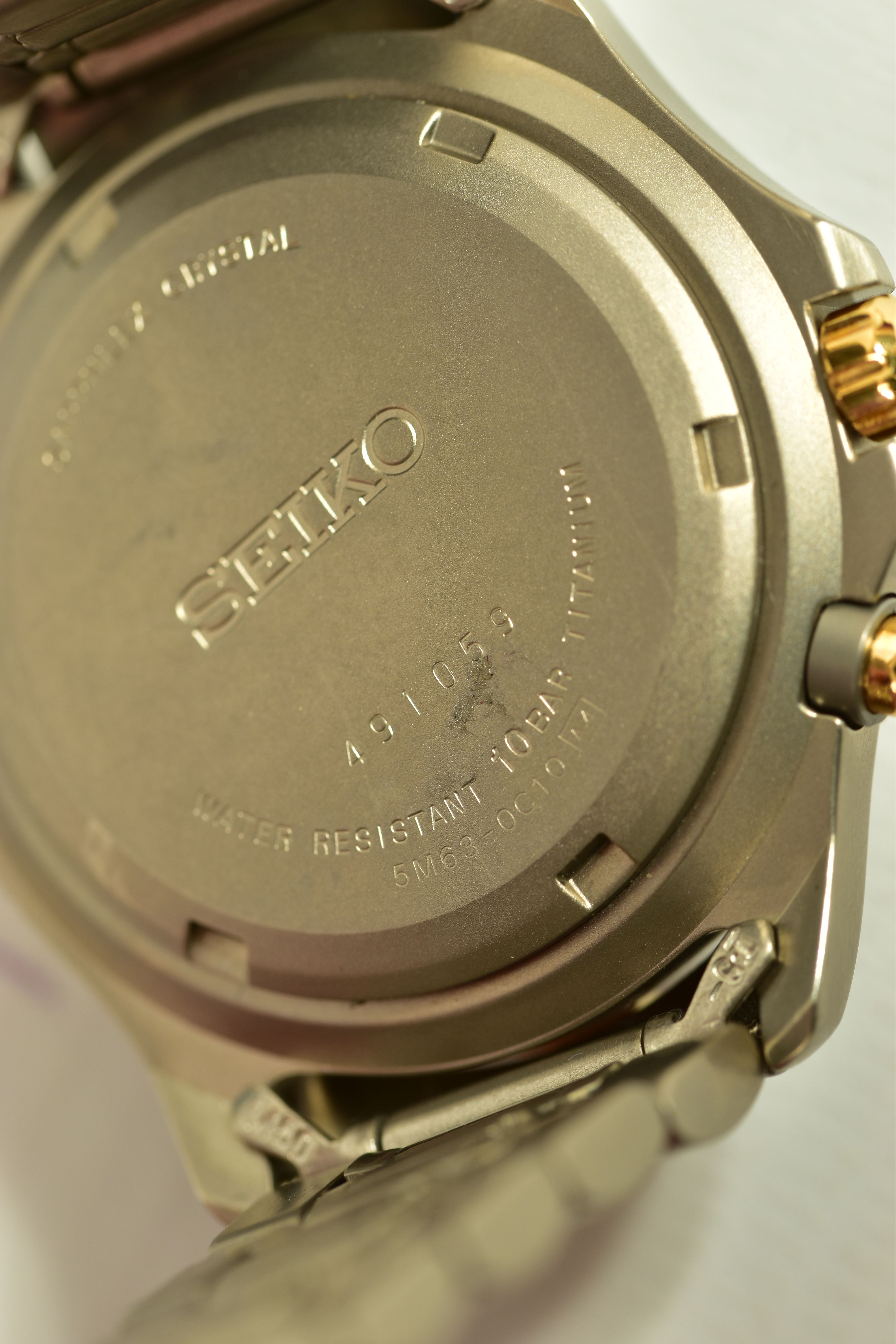 TWO SEIKO WRISTWATCHES, the first a Seiko Kinetic Titanium watch, cream dial with gold and black - Image 4 of 6