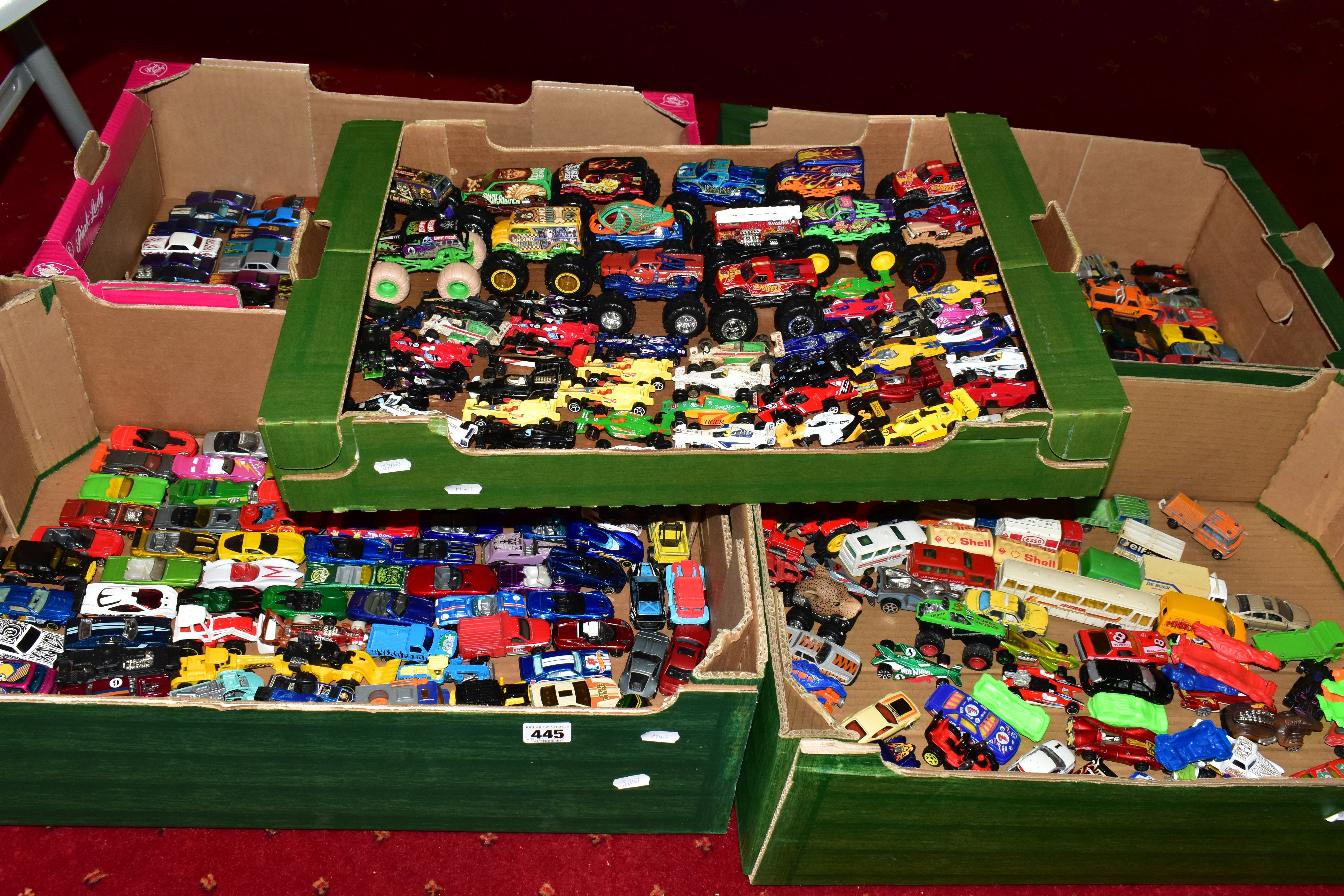 A LARGE QUANTITY OF UNBOXED AND ASSORTED MODERN DIECAST VEHICLES, vast majority are 1990's and later