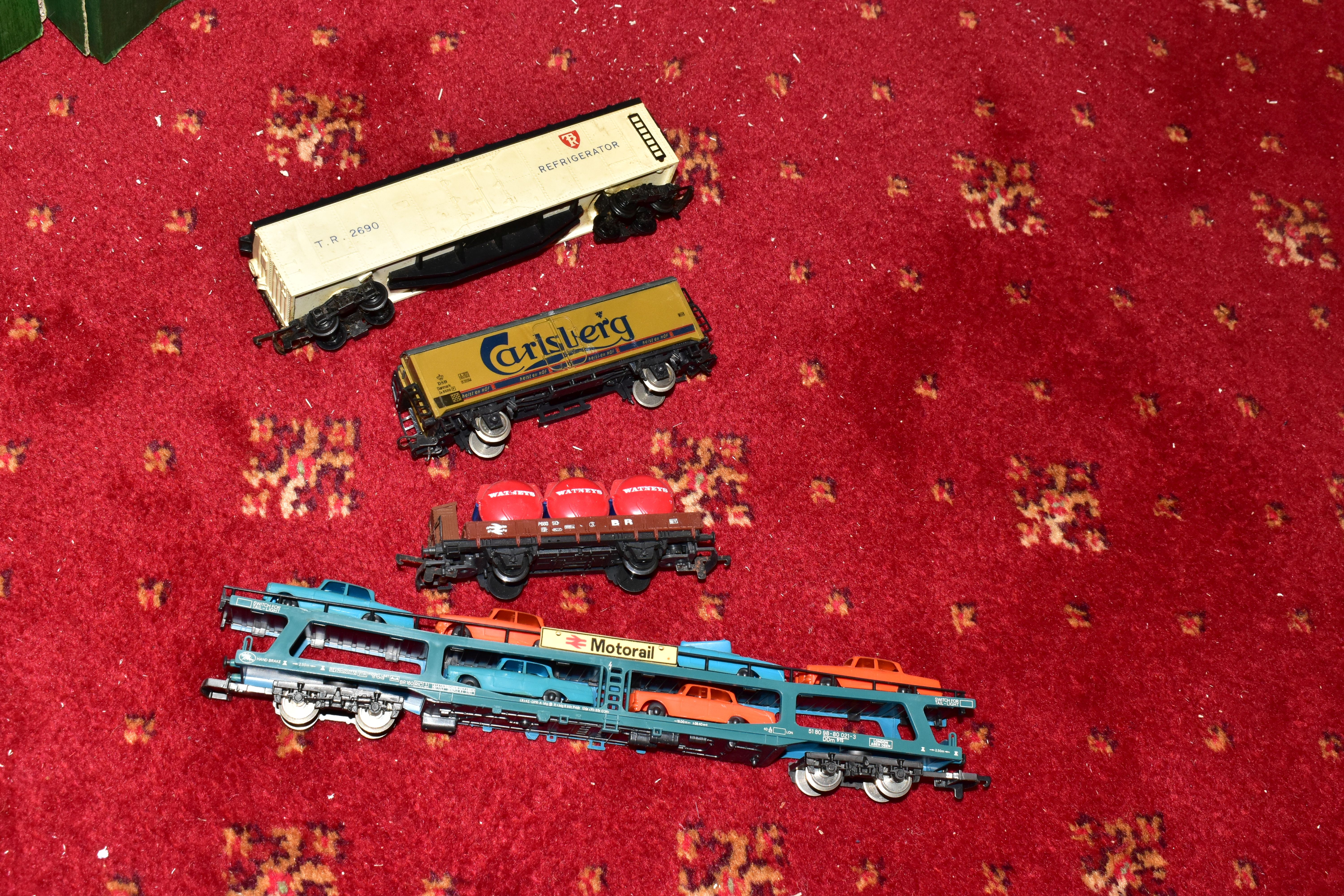 A QUANTITY OF BOXED AND UNBOXED ASSORTED OO & HO GAUGE WAGONS, to include Hornby, Tri-ang Hornby, - Image 8 of 13