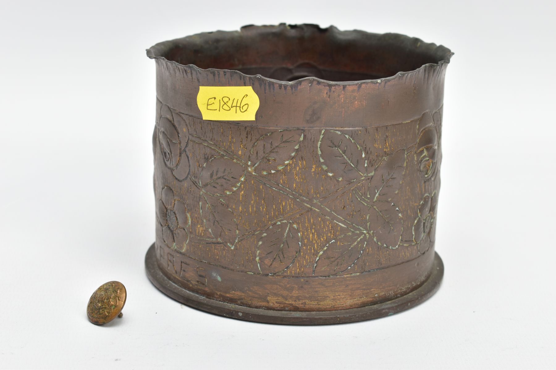 WORLD WAR ONE ERA SHELL CASE FASHIONED INTO TRENCH ART DESIGN, approx 9.5 cm tall, 12cm - Image 2 of 6