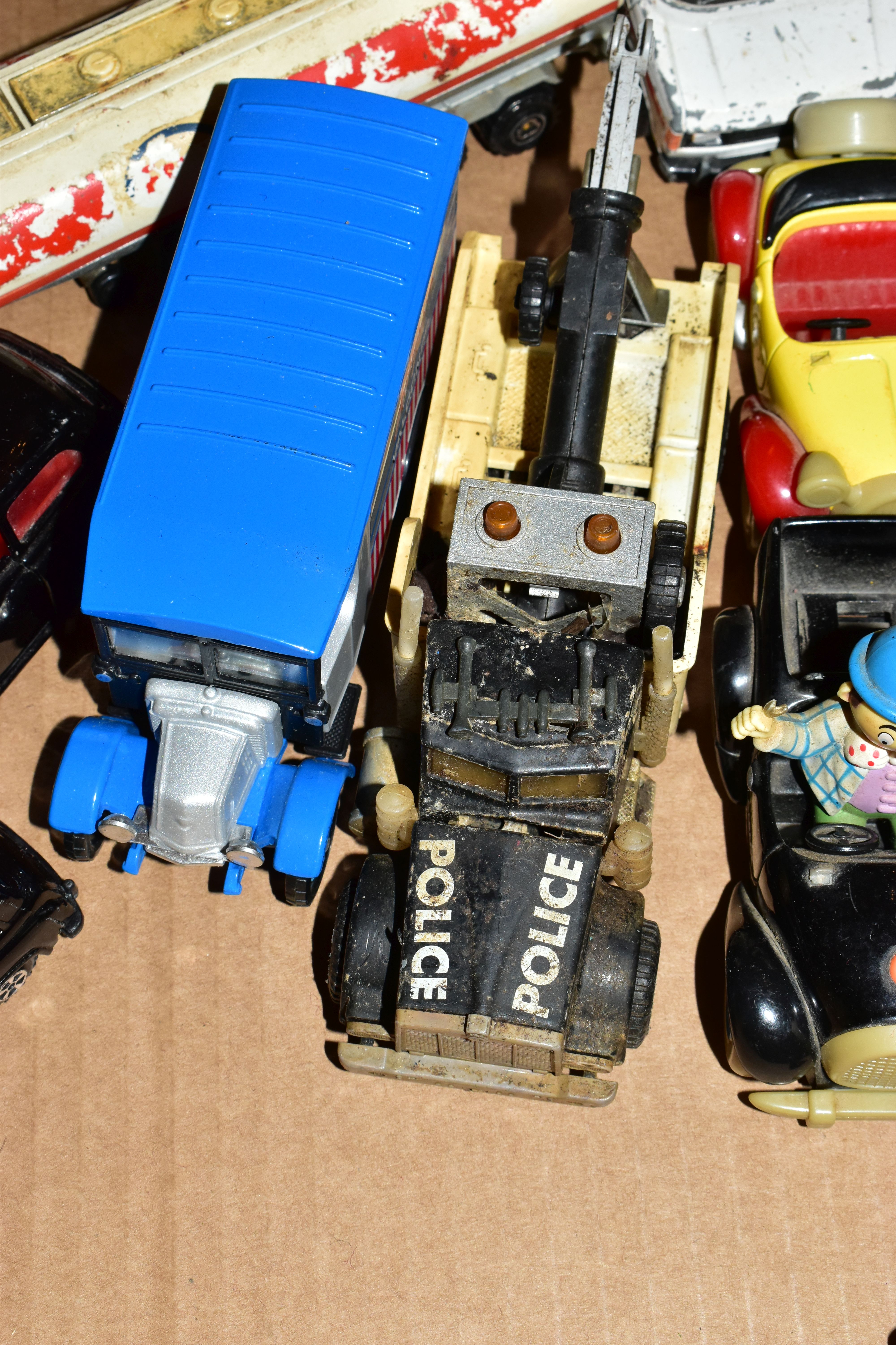 A QUANTITY OF UNBOXED AND ASSORTED PLAYWORN DIECAST AND PLASTIC VEHICLES, majority are modern - Image 11 of 18