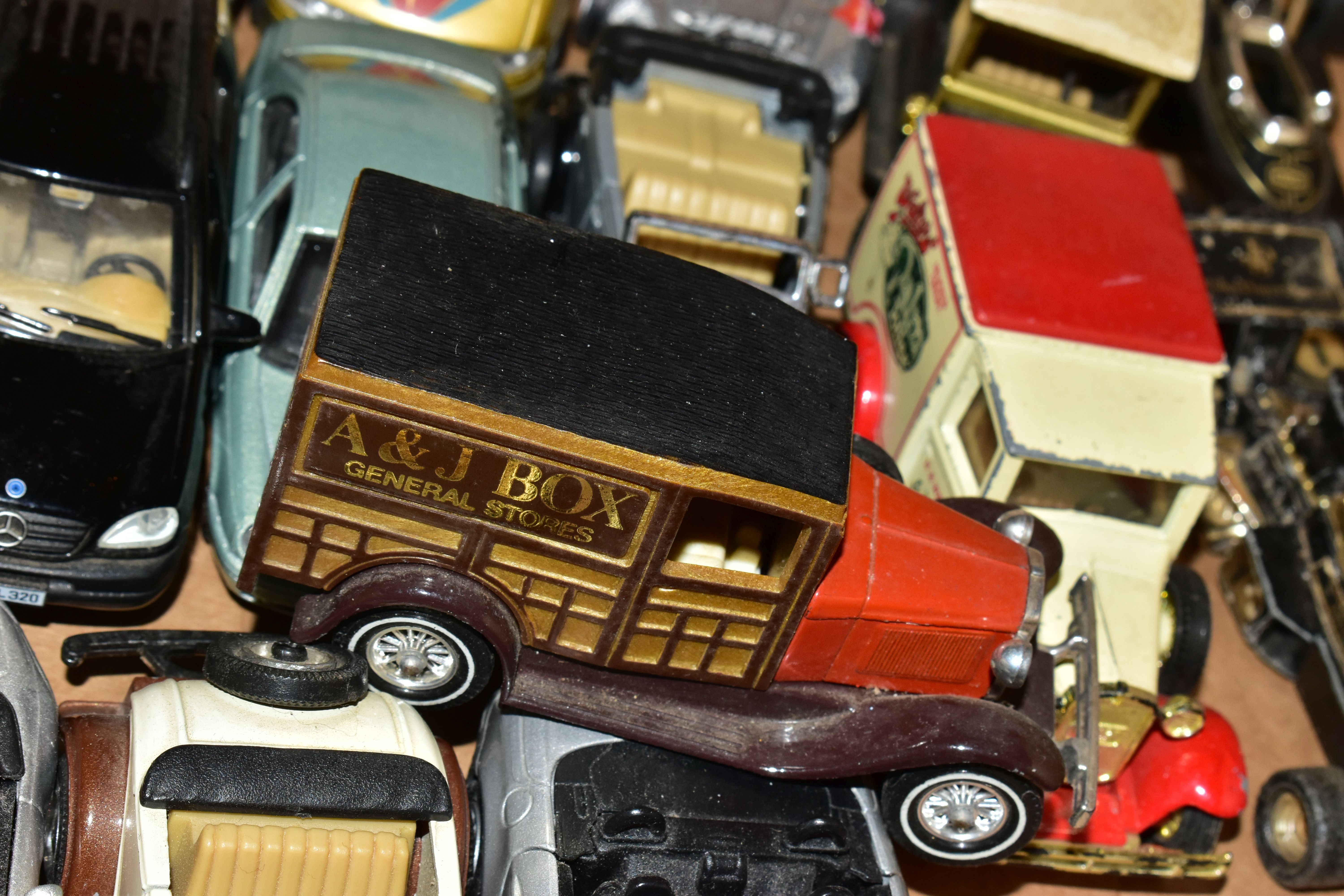 A QUANTITY OF UNBOXED AND ASSORTED PLAYWORN DIECAST AND PLASTIC VEHICLES, majority are modern - Image 18 of 18