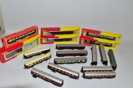 A QUANTITY OF BOXED AND UNBOXED ASSORTED HORNBY, TRI-ANG AND BACHMANN OO GAUGE COACHING STOCK, all