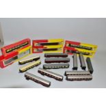 A QUANTITY OF BOXED AND UNBOXED ASSORTED HORNBY, TRI-ANG AND BACHMANN OO GAUGE COACHING STOCK, all